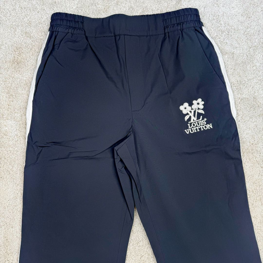 图片[4]-＃GD广顶 LOUIS VUITTON SS24 x Tyler Logo Lv联名字母花卉刺绣针织运动裤毛织拼色绣花长裤 官网价：9250￥面料采用【75D锦纶斜纹布】底面做【涂胶工艺】增加面料手感挺度 前幅采用【日本进口田岛绣花机】刺绣【丝光棉线打底厚板胶】【立体锁边刺绣字母花朵】侧边织带裁片均【手工点位笔做标记】【平车来回车线贴织带】确保毛织织带平顺贴合于裁片 织带采用【德国进口斯托尔织机】织造【抽针立体提花纹路】织品针数密度高 织造过程中极其出现破洞 破洞织带只能报废 损耗率达到10%以上 腰内里配套【双层棉织带腰绳】抽绳头【手工缝制五金吊钟】尺码：44 46 48 50-选品中心