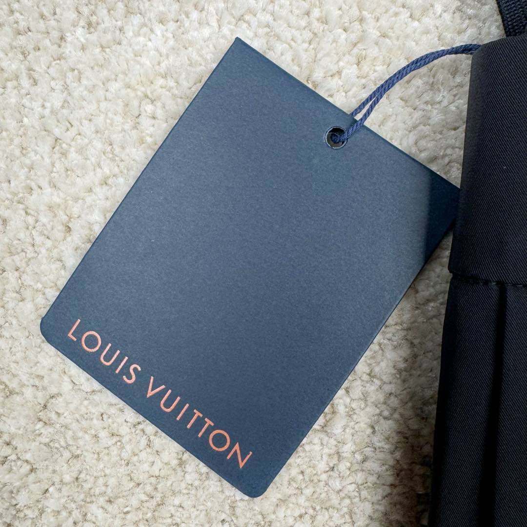 图片[12]-＃GD广顶 LOUIS VUITTON SS24 x Tyler Logo Lv联名字母花卉刺绣针织运动裤毛织拼色绣花长裤 官网价：9250￥面料采用【75D锦纶斜纹布】底面做【涂胶工艺】增加面料手感挺度 前幅采用【日本进口田岛绣花机】刺绣【丝光棉线打底厚板胶】【立体锁边刺绣字母花朵】侧边织带裁片均【手工点位笔做标记】【平车来回车线贴织带】确保毛织织带平顺贴合于裁片 织带采用【德国进口斯托尔织机】织造【抽针立体提花纹路】织品针数密度高 织造过程中极其出现破洞 破洞织带只能报废 损耗率达到10%以上 腰内里配套【双层棉织带腰绳】抽绳头【手工缝制五金吊钟】尺码：44 46 48 50-选品中心