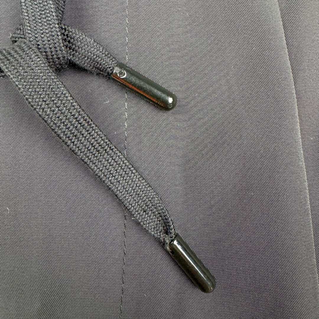 图片[11]-＃GD广顶 LOUIS VUITTON SS24 x Tyler Logo Lv联名字母花卉刺绣针织运动裤毛织拼色绣花长裤 官网价：9250￥面料采用【75D锦纶斜纹布】底面做【涂胶工艺】增加面料手感挺度 前幅采用【日本进口田岛绣花机】刺绣【丝光棉线打底厚板胶】【立体锁边刺绣字母花朵】侧边织带裁片均【手工点位笔做标记】【平车来回车线贴织带】确保毛织织带平顺贴合于裁片 织带采用【德国进口斯托尔织机】织造【抽针立体提花纹路】织品针数密度高 织造过程中极其出现破洞 破洞织带只能报废 损耗率达到10%以上 腰内里配套【双层棉织带腰绳】抽绳头【手工缝制五金吊钟】尺码：44 46 48 50-选品中心