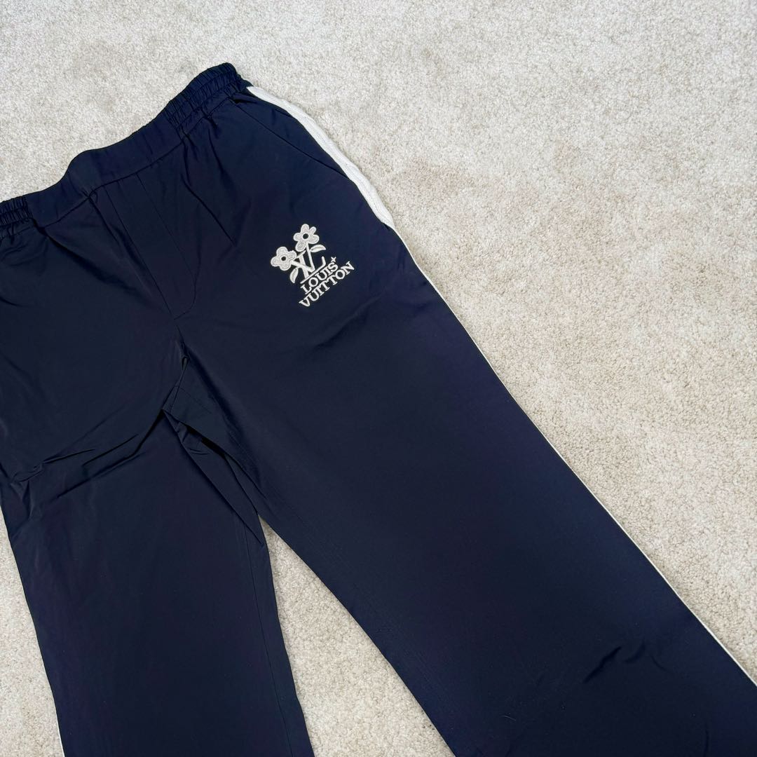 图片[6]-＃GD广顶 LOUIS VUITTON SS24 x Tyler Logo Lv联名字母花卉刺绣针织运动裤毛织拼色绣花长裤 官网价：9250￥面料采用【75D锦纶斜纹布】底面做【涂胶工艺】增加面料手感挺度 前幅采用【日本进口田岛绣花机】刺绣【丝光棉线打底厚板胶】【立体锁边刺绣字母花朵】侧边织带裁片均【手工点位笔做标记】【平车来回车线贴织带】确保毛织织带平顺贴合于裁片 织带采用【德国进口斯托尔织机】织造【抽针立体提花纹路】织品针数密度高 织造过程中极其出现破洞 破洞织带只能报废 损耗率达到10%以上 腰内里配套【双层棉织带腰绳】抽绳头【手工缝制五金吊钟】尺码：44 46 48 50-选品中心