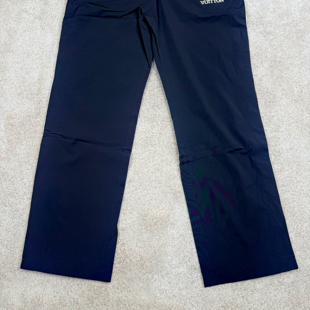 图片[5]-＃GD广顶 LOUIS VUITTON SS24 x Tyler Logo Lv联名字母花卉刺绣针织运动裤毛织拼色绣花长裤 官网价：9250￥面料采用【75D锦纶斜纹布】底面做【涂胶工艺】增加面料手感挺度 前幅采用【日本进口田岛绣花机】刺绣【丝光棉线打底厚板胶】【立体锁边刺绣字母花朵】侧边织带裁片均【手工点位笔做标记】【平车来回车线贴织带】确保毛织织带平顺贴合于裁片 织带采用【德国进口斯托尔织机】织造【抽针立体提花纹路】织品针数密度高 织造过程中极其出现破洞 破洞织带只能报废 损耗率达到10%以上 腰内里配套【双层棉织带腰绳】抽绳头【手工缝制五金吊钟】尺码：44 46 48 50-选品中心