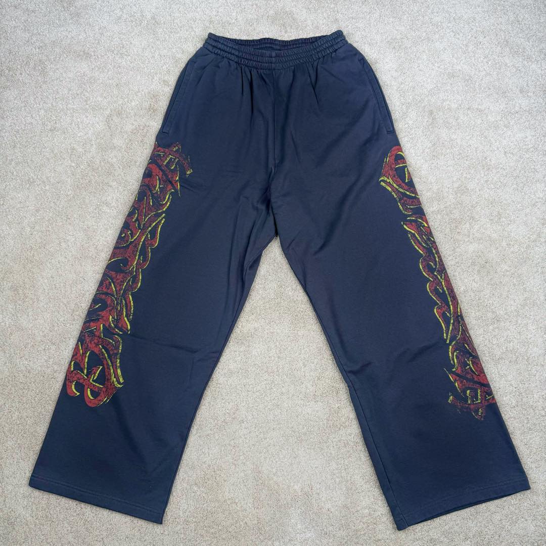 ＃GD广顶 Balenciaga 巴黎世家火焰图案印花松紧中腰阔腿休闲裤宽松版型 黑色 面料采用【21s*32s双纱精梳棉卫衣布】【克重400g】配套【230g对色全棉平纹口袋布】购入Y版【扫描裤筒花位】PS精修图稿【手工点出网点缺失效果】【激光刻画菲林】做印花网框 多次打版调整菲林网点渐变效果 采用【八爪机100目数64线机械网】拔白浆料对版调配颜色【彩拔工艺印花 】成衣加【软轻酵洗磨白内里配套【0.8cm双层全棉腰绳】尺码：XS S M L-选品中心