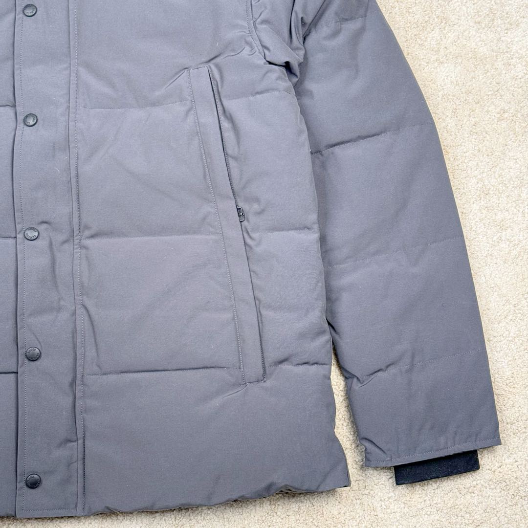 图片[6]-＃暖冬福利 Canada Goose Wyndham系列 加拿大鹅FW21经典派克大衣羽绒服（21款）男女同款 ➖ 正品同步防伪芯片感应！ ➖ 进口21支涤棉混纺原厂面料【去年的16支/18支硬布料已全面淘汰，今年全部采用21支正品同步面料，软中带挺手感细腻更有质感】，正品同步Feather-Light 10D防水涂层面料，由84.5的聚酯纤维和15.5的棉制成，100%全网最好手感！ ➖ 正品官网同步国标80白鸭绒，可查官网客服，绝不吹虚90绒或鹅绒等一系列误导！ ➖ 采用尼龙nylon最好里布双重双层封禁设计，防绒7号针＋格充羽绒成衣，100%不会出现所谓的跑绒！ ➖ 袖口采用加厚无缝螺纹设计，领口及口袋内里采用顶级摇粒绒保暖又舒适！ ➖ 吉田YKK客供原厂定制电镀拉头，YKK双向可锁定拉链，紧实顺滑不掉漆！ ➖ 3M复合保证原版一样魔术贴，经久耐用，辅料五金全部原版定做！ ➖ 进口百灵达绣花机定制万针绣花标，98%复刻还原原标，可官网查询对比！ ⛔不诋毁，不浮夸，因为专注，所以专业！ 黑色XS×20 灰色XS×20 XL×20 白色XS×16 Sx10 Mx28 Lx35 XLx8 XXLx20-选品中心