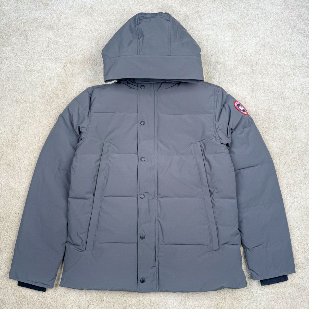 ＃暖冬福利 Canada Goose Wyndham系列 加拿大鹅FW21经典派克大衣羽绒服（21款）男女同款 ➖ 正品同步防伪芯片感应！ ➖ 进口21支涤棉混纺原厂面料【去年的16支/18支硬布料已全面淘汰，今年全部采用21支正品同步面料，软中带挺手感细腻更有质感】，正品同步Feather-Light 10D防水涂层面料，由84.5的聚酯纤维和15.5的棉制成，100%全网最好手感！ ➖ 正品官网同步国标80白鸭绒，可查官网客服，绝不吹虚90绒或鹅绒等一系列误导！ ➖ 采用尼龙nylon最好里布双重双层封禁设计，防绒7号针＋格充羽绒成衣，100%不会出现所谓的跑绒！ ➖ 袖口采用加厚无缝螺纹设计，领口及口袋内里采用顶级摇粒绒保暖又舒适！ ➖ 吉田YKK客供原厂定制电镀拉头，YKK双向可锁定拉链，紧实顺滑不掉漆！ ➖ 3M复合保证原版一样魔术贴，经久耐用，辅料五金全部原版定做！ ➖ 进口百灵达绣花机定制万针绣花标，98%复刻还原原标，可官网查询对比！ ⛔不诋毁，不浮夸，因为专注，所以专业！ 黑色XS×20 灰色XS×20 XL×20 白色XS×16 Sx10 Mx28 Lx35 XLx8 XXLx20-选品中心