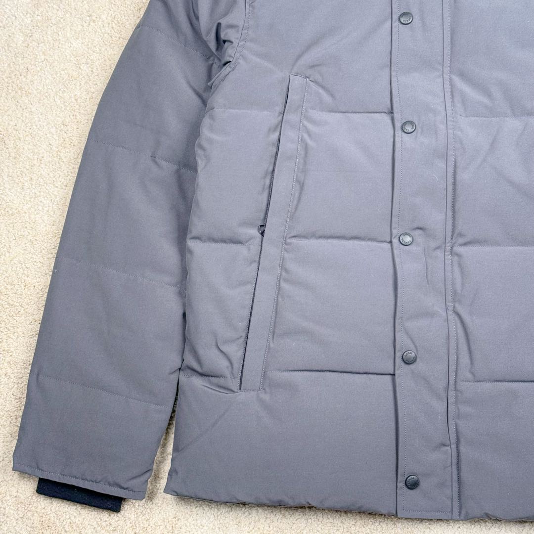 图片[5]-＃暖冬福利 Canada Goose Wyndham系列 加拿大鹅FW21经典派克大衣羽绒服（21款）男女同款 ➖ 正品同步防伪芯片感应！ ➖ 进口21支涤棉混纺原厂面料【去年的16支/18支硬布料已全面淘汰，今年全部采用21支正品同步面料，软中带挺手感细腻更有质感】，正品同步Feather-Light 10D防水涂层面料，由84.5的聚酯纤维和15.5的棉制成，100%全网最好手感！ ➖ 正品官网同步国标80白鸭绒，可查官网客服，绝不吹虚90绒或鹅绒等一系列误导！ ➖ 采用尼龙nylon最好里布双重双层封禁设计，防绒7号针＋格充羽绒成衣，100%不会出现所谓的跑绒！ ➖ 袖口采用加厚无缝螺纹设计，领口及口袋内里采用顶级摇粒绒保暖又舒适！ ➖ 吉田YKK客供原厂定制电镀拉头，YKK双向可锁定拉链，紧实顺滑不掉漆！ ➖ 3M复合保证原版一样魔术贴，经久耐用，辅料五金全部原版定做！ ➖ 进口百灵达绣花机定制万针绣花标，98%复刻还原原标，可官网查询对比！ ⛔不诋毁，不浮夸，因为专注，所以专业！ 黑色XS×20 灰色XS×20 XL×20 白色XS×16 Sx10 Mx28 Lx35 XLx8 XXLx20-选品中心