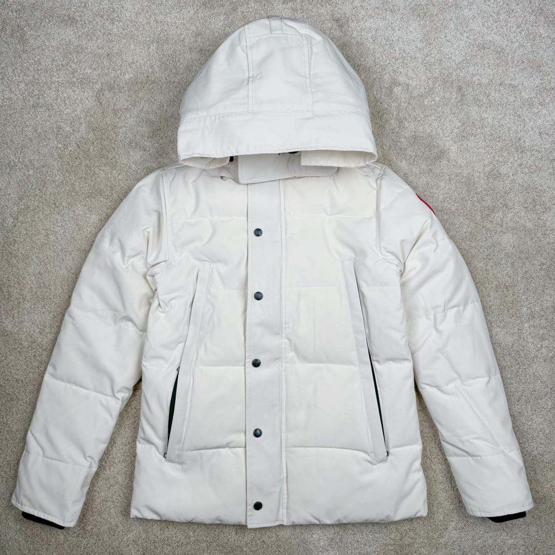 ＃暖冬福利 Canada Goose Wyndham系列 加拿大鹅FW21经典派克大衣羽绒服（21款）男女同款 ➖ 正品同步防伪芯片感应！ ➖ 进口21支涤棉混纺原厂面料【去年的16支/18支硬布料已全面淘汰，今年全部采用21支正品同步面料，软中带挺手感细腻更有质感】，正品同步Feather-Light 10D防水涂层面料，由84.5的聚酯纤维和15.5的棉制成，100%全网最好手感！ ➖ 正品官网同步国标80白鸭绒，可查官网客服，绝不吹虚90绒或鹅绒等一系列误导！ ➖ 采用尼龙nylon最好里布双重双层封禁设计，防绒7号针＋格充羽绒成衣，100%不会出现所谓的跑绒！ ➖ 袖口采用加厚无缝螺纹设计，领口及口袋内里采用顶级摇粒绒保暖又舒适！ ➖ 吉田YKK客供原厂定制电镀拉头，YKK双向可锁定拉链，紧实顺滑不掉漆！ ➖ 3M复合保证原版一样魔术贴，经久耐用，辅料五金全部原版定做！ ➖ 进口百灵达绣花机定制万针绣花标，98%复刻还原原标，可官网查询对比！ ⛔不诋毁，不浮夸，因为专注，所以专业！ 黑色XS×20 灰色XS×20 XL×20 白色XS×16 Sx10 Mx28 Lx35 XLx8 XXLx20-选品中心