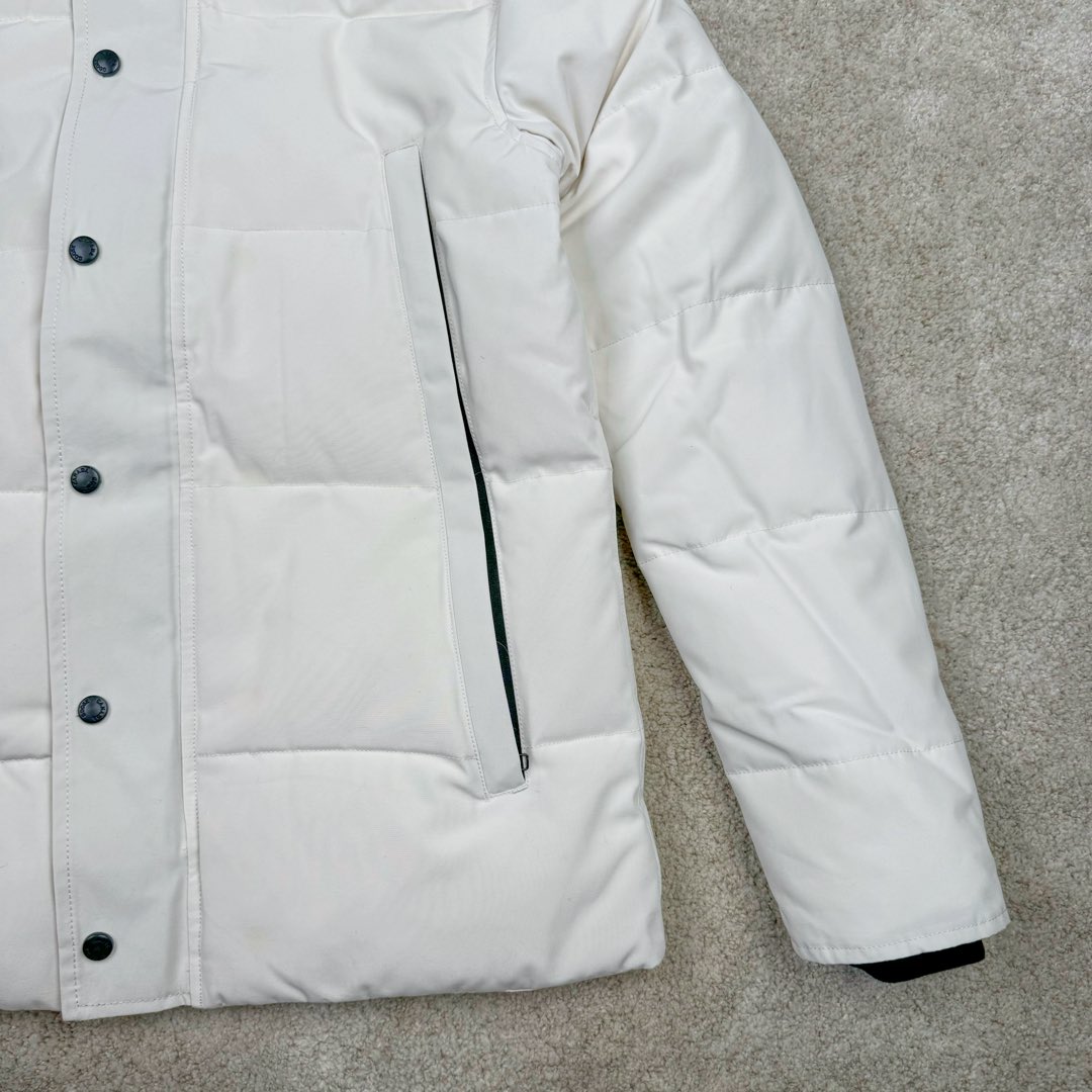 图片[6]-＃暖冬福利 Canada Goose Wyndham系列 加拿大鹅FW21经典派克大衣羽绒服（21款）男女同款 ➖ 正品同步防伪芯片感应！ ➖ 进口21支涤棉混纺原厂面料【去年的16支/18支硬布料已全面淘汰，今年全部采用21支正品同步面料，软中带挺手感细腻更有质感】，正品同步Feather-Light 10D防水涂层面料，由84.5的聚酯纤维和15.5的棉制成，100%全网最好手感！ ➖ 正品官网同步国标80白鸭绒，可查官网客服，绝不吹虚90绒或鹅绒等一系列误导！ ➖ 采用尼龙nylon最好里布双重双层封禁设计，防绒7号针＋格充羽绒成衣，100%不会出现所谓的跑绒！ ➖ 袖口采用加厚无缝螺纹设计，领口及口袋内里采用顶级摇粒绒保暖又舒适！ ➖ 吉田YKK客供原厂定制电镀拉头，YKK双向可锁定拉链，紧实顺滑不掉漆！ ➖ 3M复合保证原版一样魔术贴，经久耐用，辅料五金全部原版定做！ ➖ 进口百灵达绣花机定制万针绣花标，98%复刻还原原标，可官网查询对比！ ⛔不诋毁，不浮夸，因为专注，所以专业！ 黑色XS×20 灰色XS×20 XL×20 白色XS×16 Sx10 Mx28 Lx35 XLx8 XXLx20-选品中心