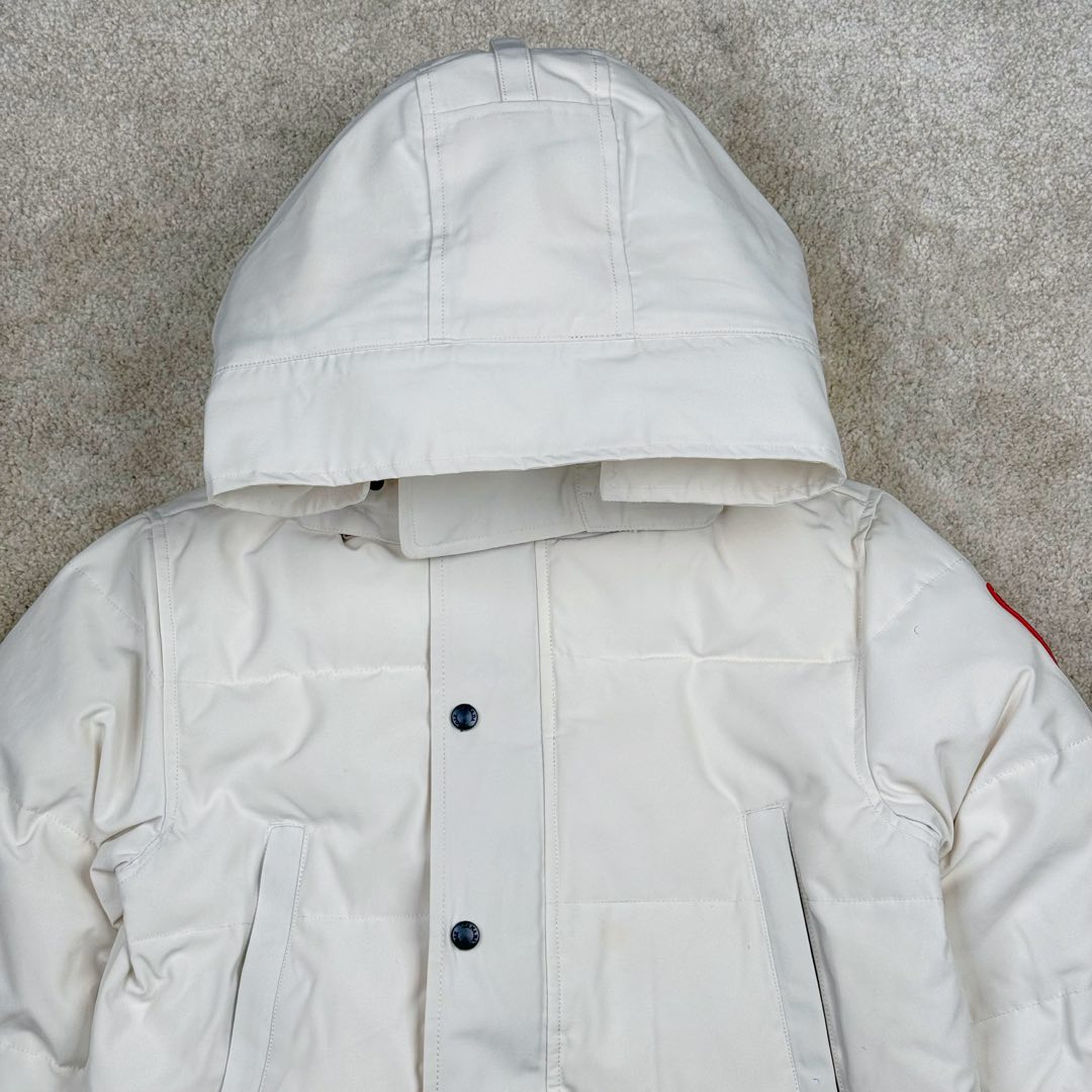 图片[4]-＃暖冬福利 Canada Goose Wyndham系列 加拿大鹅FW21经典派克大衣羽绒服（21款）男女同款 ➖ 正品同步防伪芯片感应！ ➖ 进口21支涤棉混纺原厂面料【去年的16支/18支硬布料已全面淘汰，今年全部采用21支正品同步面料，软中带挺手感细腻更有质感】，正品同步Feather-Light 10D防水涂层面料，由84.5的聚酯纤维和15.5的棉制成，100%全网最好手感！ ➖ 正品官网同步国标80白鸭绒，可查官网客服，绝不吹虚90绒或鹅绒等一系列误导！ ➖ 采用尼龙nylon最好里布双重双层封禁设计，防绒7号针＋格充羽绒成衣，100%不会出现所谓的跑绒！ ➖ 袖口采用加厚无缝螺纹设计，领口及口袋内里采用顶级摇粒绒保暖又舒适！ ➖ 吉田YKK客供原厂定制电镀拉头，YKK双向可锁定拉链，紧实顺滑不掉漆！ ➖ 3M复合保证原版一样魔术贴，经久耐用，辅料五金全部原版定做！ ➖ 进口百灵达绣花机定制万针绣花标，98%复刻还原原标，可官网查询对比！ ⛔不诋毁，不浮夸，因为专注，所以专业！ 黑色XS×20 灰色XS×20 XL×20 白色XS×16 Sx10 Mx28 Lx35 XLx8 XXLx20-选品中心