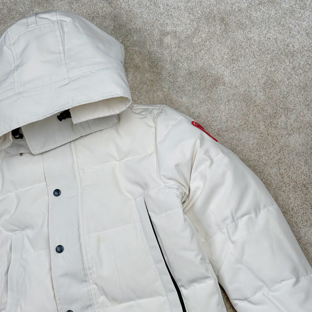 图片[7]-＃暖冬福利 Canada Goose Wyndham系列 加拿大鹅FW21经典派克大衣羽绒服（21款）男女同款 ➖ 正品同步防伪芯片感应！ ➖ 进口21支涤棉混纺原厂面料【去年的16支/18支硬布料已全面淘汰，今年全部采用21支正品同步面料，软中带挺手感细腻更有质感】，正品同步Feather-Light 10D防水涂层面料，由84.5的聚酯纤维和15.5的棉制成，100%全网最好手感！ ➖ 正品官网同步国标80白鸭绒，可查官网客服，绝不吹虚90绒或鹅绒等一系列误导！ ➖ 采用尼龙nylon最好里布双重双层封禁设计，防绒7号针＋格充羽绒成衣，100%不会出现所谓的跑绒！ ➖ 袖口采用加厚无缝螺纹设计，领口及口袋内里采用顶级摇粒绒保暖又舒适！ ➖ 吉田YKK客供原厂定制电镀拉头，YKK双向可锁定拉链，紧实顺滑不掉漆！ ➖ 3M复合保证原版一样魔术贴，经久耐用，辅料五金全部原版定做！ ➖ 进口百灵达绣花机定制万针绣花标，98%复刻还原原标，可官网查询对比！ ⛔不诋毁，不浮夸，因为专注，所以专业！ 黑色XS×20 灰色XS×20 XL×20 白色XS×16 Sx10 Mx28 Lx35 XLx8 XXLx20-选品中心