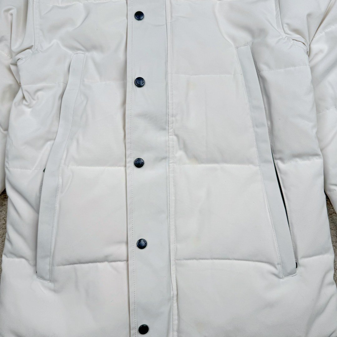 图片[8]-＃暖冬福利 Canada Goose Wyndham系列 加拿大鹅FW21经典派克大衣羽绒服（21款）男女同款 ➖ 正品同步防伪芯片感应！ ➖ 进口21支涤棉混纺原厂面料【去年的16支/18支硬布料已全面淘汰，今年全部采用21支正品同步面料，软中带挺手感细腻更有质感】，正品同步Feather-Light 10D防水涂层面料，由84.5的聚酯纤维和15.5的棉制成，100%全网最好手感！ ➖ 正品官网同步国标80白鸭绒，可查官网客服，绝不吹虚90绒或鹅绒等一系列误导！ ➖ 采用尼龙nylon最好里布双重双层封禁设计，防绒7号针＋格充羽绒成衣，100%不会出现所谓的跑绒！ ➖ 袖口采用加厚无缝螺纹设计，领口及口袋内里采用顶级摇粒绒保暖又舒适！ ➖ 吉田YKK客供原厂定制电镀拉头，YKK双向可锁定拉链，紧实顺滑不掉漆！ ➖ 3M复合保证原版一样魔术贴，经久耐用，辅料五金全部原版定做！ ➖ 进口百灵达绣花机定制万针绣花标，98%复刻还原原标，可官网查询对比！ ⛔不诋毁，不浮夸，因为专注，所以专业！ 黑色XS×20 灰色XS×20 XL×20 白色XS×16 Sx10 Mx28 Lx35 XLx8 XXLx20-选品中心