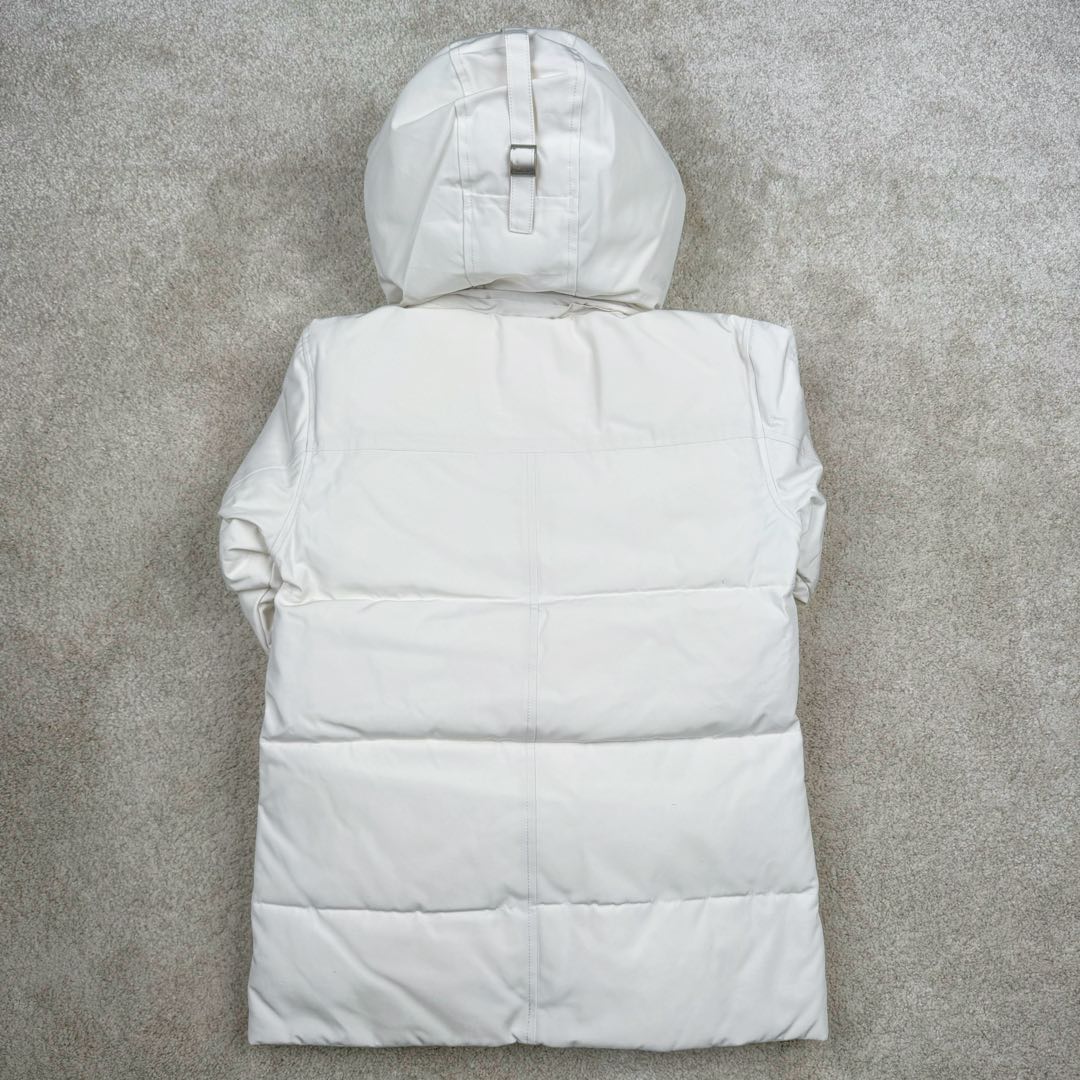 图片[3]-＃暖冬福利 Canada Goose Wyndham系列 加拿大鹅FW21经典派克大衣羽绒服（21款）男女同款 ➖ 正品同步防伪芯片感应！ ➖ 进口21支涤棉混纺原厂面料【去年的16支/18支硬布料已全面淘汰，今年全部采用21支正品同步面料，软中带挺手感细腻更有质感】，正品同步Feather-Light 10D防水涂层面料，由84.5的聚酯纤维和15.5的棉制成，100%全网最好手感！ ➖ 正品官网同步国标80白鸭绒，可查官网客服，绝不吹虚90绒或鹅绒等一系列误导！ ➖ 采用尼龙nylon最好里布双重双层封禁设计，防绒7号针＋格充羽绒成衣，100%不会出现所谓的跑绒！ ➖ 袖口采用加厚无缝螺纹设计，领口及口袋内里采用顶级摇粒绒保暖又舒适！ ➖ 吉田YKK客供原厂定制电镀拉头，YKK双向可锁定拉链，紧实顺滑不掉漆！ ➖ 3M复合保证原版一样魔术贴，经久耐用，辅料五金全部原版定做！ ➖ 进口百灵达绣花机定制万针绣花标，98%复刻还原原标，可官网查询对比！ ⛔不诋毁，不浮夸，因为专注，所以专业！ 黑色XS×20 灰色XS×20 XL×20 白色XS×16 Sx10 Mx28 Lx35 XLx8 XXLx20-选品中心