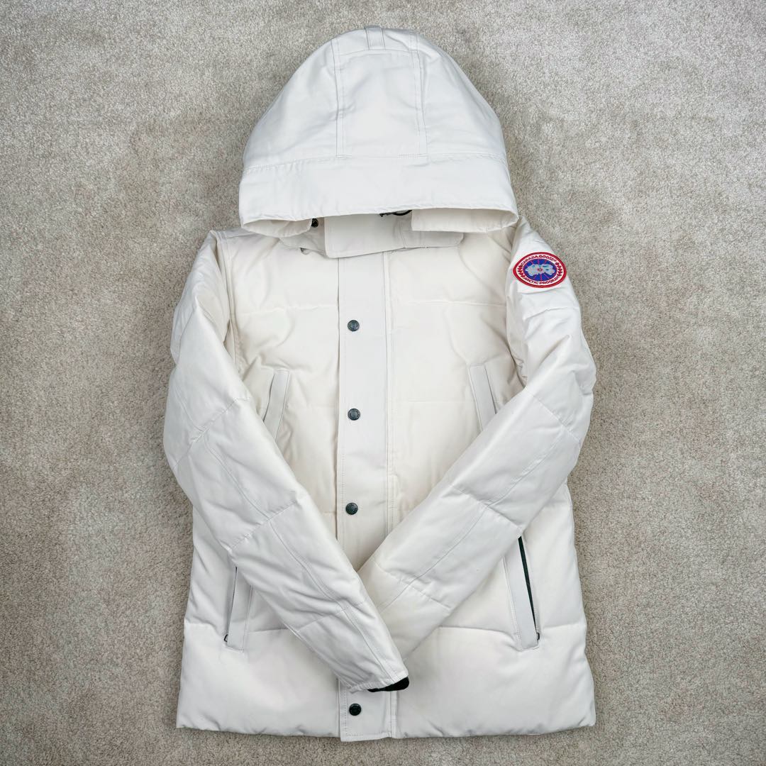 图片[2]-＃暖冬福利 Canada Goose Wyndham系列 加拿大鹅FW21经典派克大衣羽绒服（21款）男女同款 ➖ 正品同步防伪芯片感应！ ➖ 进口21支涤棉混纺原厂面料【去年的16支/18支硬布料已全面淘汰，今年全部采用21支正品同步面料，软中带挺手感细腻更有质感】，正品同步Feather-Light 10D防水涂层面料，由84.5的聚酯纤维和15.5的棉制成，100%全网最好手感！ ➖ 正品官网同步国标80白鸭绒，可查官网客服，绝不吹虚90绒或鹅绒等一系列误导！ ➖ 采用尼龙nylon最好里布双重双层封禁设计，防绒7号针＋格充羽绒成衣，100%不会出现所谓的跑绒！ ➖ 袖口采用加厚无缝螺纹设计，领口及口袋内里采用顶级摇粒绒保暖又舒适！ ➖ 吉田YKK客供原厂定制电镀拉头，YKK双向可锁定拉链，紧实顺滑不掉漆！ ➖ 3M复合保证原版一样魔术贴，经久耐用，辅料五金全部原版定做！ ➖ 进口百灵达绣花机定制万针绣花标，98%复刻还原原标，可官网查询对比！ ⛔不诋毁，不浮夸，因为专注，所以专业！ 黑色XS×20 灰色XS×20 XL×20 白色XS×16 Sx10 Mx28 Lx35 XLx8 XXLx20-选品中心