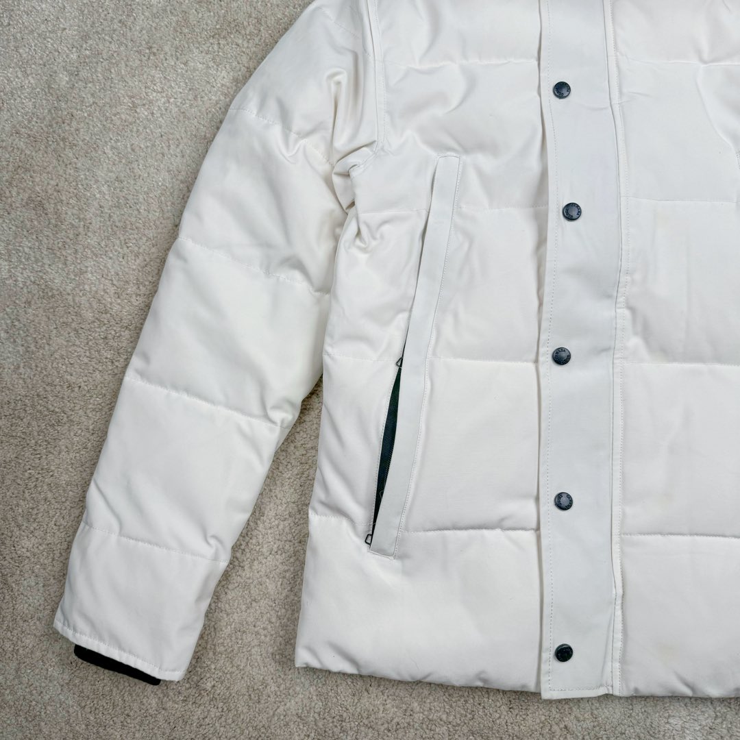 图片[5]-＃暖冬福利 Canada Goose Wyndham系列 加拿大鹅FW21经典派克大衣羽绒服（21款）男女同款 ➖ 正品同步防伪芯片感应！ ➖ 进口21支涤棉混纺原厂面料【去年的16支/18支硬布料已全面淘汰，今年全部采用21支正品同步面料，软中带挺手感细腻更有质感】，正品同步Feather-Light 10D防水涂层面料，由84.5的聚酯纤维和15.5的棉制成，100%全网最好手感！ ➖ 正品官网同步国标80白鸭绒，可查官网客服，绝不吹虚90绒或鹅绒等一系列误导！ ➖ 采用尼龙nylon最好里布双重双层封禁设计，防绒7号针＋格充羽绒成衣，100%不会出现所谓的跑绒！ ➖ 袖口采用加厚无缝螺纹设计，领口及口袋内里采用顶级摇粒绒保暖又舒适！ ➖ 吉田YKK客供原厂定制电镀拉头，YKK双向可锁定拉链，紧实顺滑不掉漆！ ➖ 3M复合保证原版一样魔术贴，经久耐用，辅料五金全部原版定做！ ➖ 进口百灵达绣花机定制万针绣花标，98%复刻还原原标，可官网查询对比！ ⛔不诋毁，不浮夸，因为专注，所以专业！ 黑色XS×20 灰色XS×20 XL×20 白色XS×16 Sx10 Mx28 Lx35 XLx8 XXLx20-选品中心