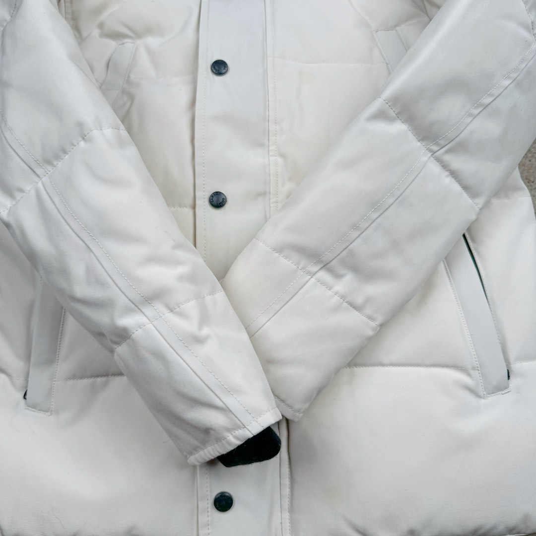 图片[9]-＃暖冬福利 Canada Goose Wyndham系列 加拿大鹅FW21经典派克大衣羽绒服（21款）男女同款 ➖ 正品同步防伪芯片感应！ ➖ 进口21支涤棉混纺原厂面料【去年的16支/18支硬布料已全面淘汰，今年全部采用21支正品同步面料，软中带挺手感细腻更有质感】，正品同步Feather-Light 10D防水涂层面料，由84.5的聚酯纤维和15.5的棉制成，100%全网最好手感！ ➖ 正品官网同步国标80白鸭绒，可查官网客服，绝不吹虚90绒或鹅绒等一系列误导！ ➖ 采用尼龙nylon最好里布双重双层封禁设计，防绒7号针＋格充羽绒成衣，100%不会出现所谓的跑绒！ ➖ 袖口采用加厚无缝螺纹设计，领口及口袋内里采用顶级摇粒绒保暖又舒适！ ➖ 吉田YKK客供原厂定制电镀拉头，YKK双向可锁定拉链，紧实顺滑不掉漆！ ➖ 3M复合保证原版一样魔术贴，经久耐用，辅料五金全部原版定做！ ➖ 进口百灵达绣花机定制万针绣花标，98%复刻还原原标，可官网查询对比！ ⛔不诋毁，不浮夸，因为专注，所以专业！ 黑色XS×20 灰色XS×20 XL×20 白色XS×16 Sx10 Mx28 Lx35 XLx8 XXLx20-选品中心