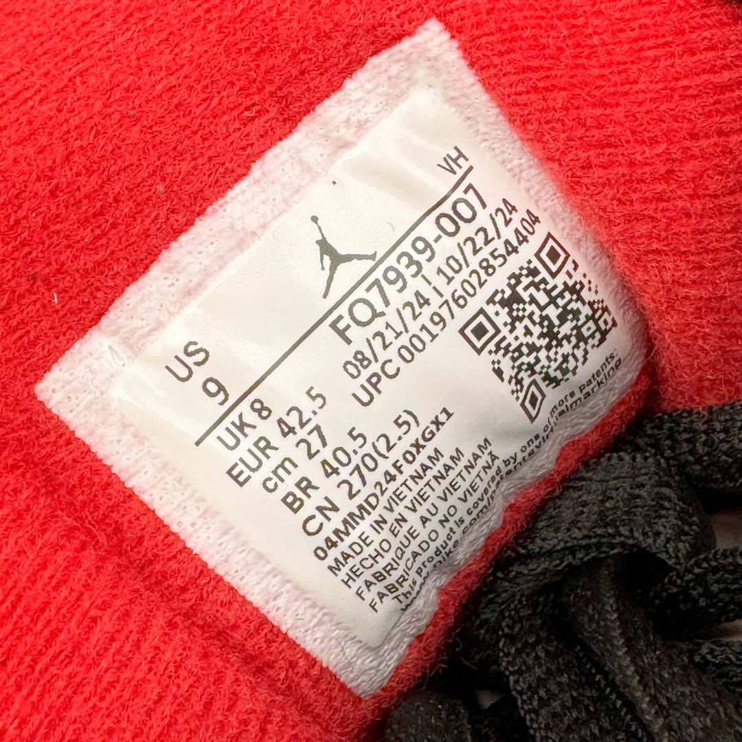 图片[12]-＃KZ纯原 Air Jordan AJ4 RM 重制版低帮复古篮球鞋 黑黄 FQ7939-007 亲自操刀耗时半年巨作 全套原纸板楦头开发 确保原汁原味 完美呈现版型 一比一鞋头弧度高度鞋身弧度 原厂TPU 正确内里网布 菱角分明不变形无多余毛边 柔软性质感一致于原鞋 原厂织唛标 原厂飞人电绣工艺 尾指中部跳三针 独家绑鞋带手法 印刷中底布 四线拉帮 米色美纹纸贴合固定 进口港宝加持 后跟自然饱满 全鞋荧光划线卡点 追求极致完美 每一双都是工艺品 多重QC质检 超越公司货的品控标准 实实在在的免检产品 采用了低帮的设计 并保留了众多AJ4的经典元素 鞋身以皮革、麂皮材质拼接打造 AJ4经典的TPU材质延伸至后跟 增强鞋款稳定性 而鞋身侧面的网格设计则被取消 尾部的NIKE AIR标志也得到保留 并同时带有飞人logo 中底部分同样搭载了可视AIR气垫 鞋底采用米白色中底和外底呈现 为整个设计收尾 尺码：36 36.5 37.5 38 38.5 39 40 40.5 41 42 42.5 43 44 44.5 45 46 47.5-选品中心