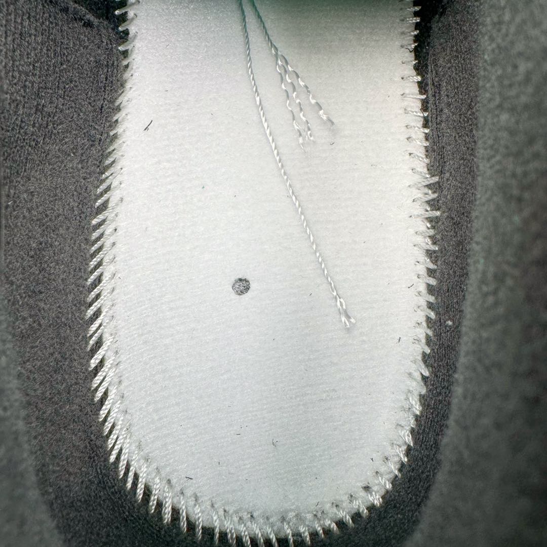 图片[11]-＃KZ纯原 Air Jordan AJ4 RM 重制版低帮复古篮球鞋 黑黄 FQ7939-007 亲自操刀耗时半年巨作 全套原纸板楦头开发 确保原汁原味 完美呈现版型 一比一鞋头弧度高度鞋身弧度 原厂TPU 正确内里网布 菱角分明不变形无多余毛边 柔软性质感一致于原鞋 原厂织唛标 原厂飞人电绣工艺 尾指中部跳三针 独家绑鞋带手法 印刷中底布 四线拉帮 米色美纹纸贴合固定 进口港宝加持 后跟自然饱满 全鞋荧光划线卡点 追求极致完美 每一双都是工艺品 多重QC质检 超越公司货的品控标准 实实在在的免检产品 采用了低帮的设计 并保留了众多AJ4的经典元素 鞋身以皮革、麂皮材质拼接打造 AJ4经典的TPU材质延伸至后跟 增强鞋款稳定性 而鞋身侧面的网格设计则被取消 尾部的NIKE AIR标志也得到保留 并同时带有飞人logo 中底部分同样搭载了可视AIR气垫 鞋底采用米白色中底和外底呈现 为整个设计收尾 尺码：36 36.5 37.5 38 38.5 39 40 40.5 41 42 42.5 43 44 44.5 45 46 47.5-选品中心