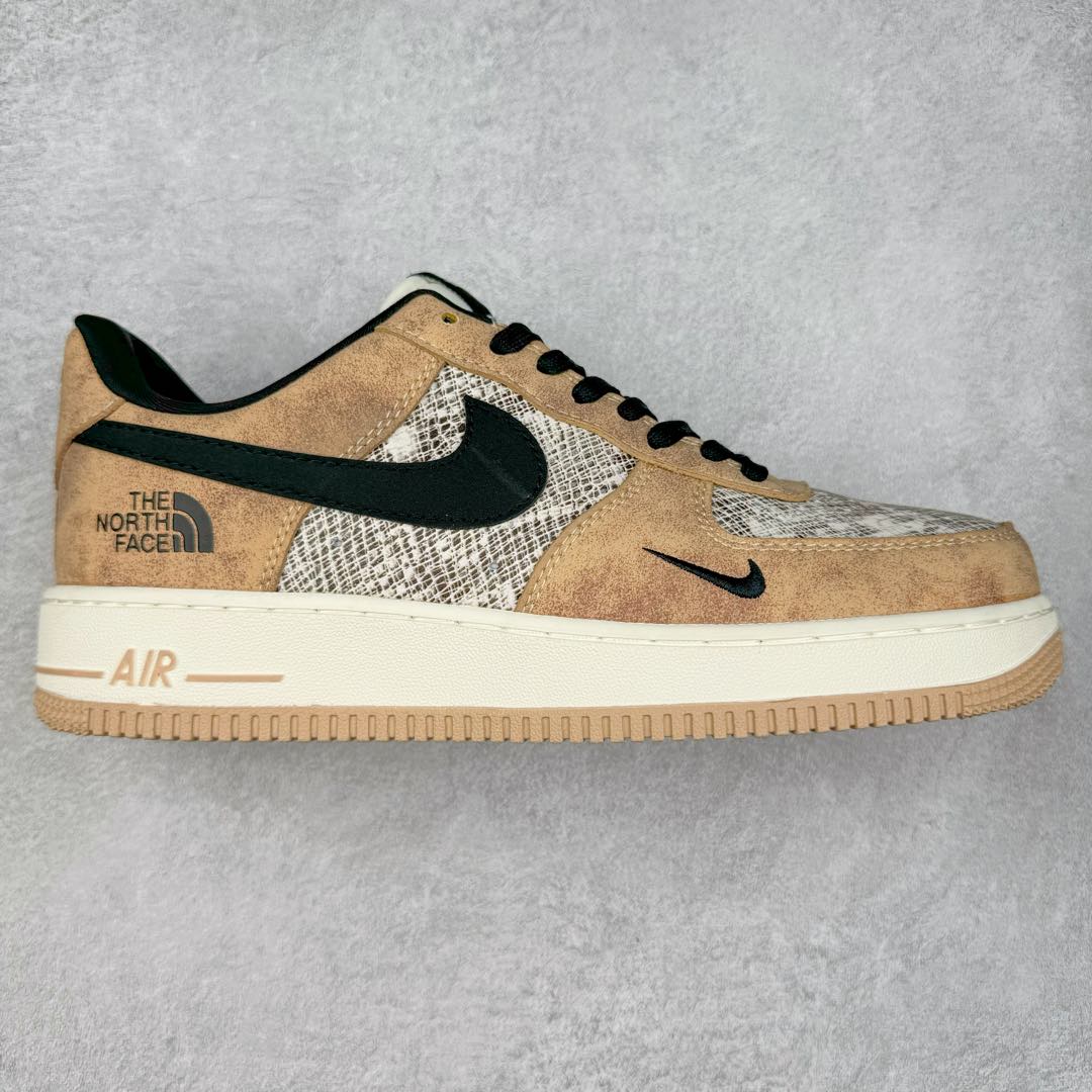 NK Air Force 1´07 Low 空军一号低帮百搭休闲运动板鞋 KK1988-031 柔软、弹性十足的缓震性能和出色的中底设计 横跨复古与现代的外型结合 造就出风靡全球 三十多年的Force 1 直到今天还深受青睐 尺码：36 36.5 37.5 38 38.5 39 40 40.5 41 42 42.5 43 44 44.5 45-选品中心