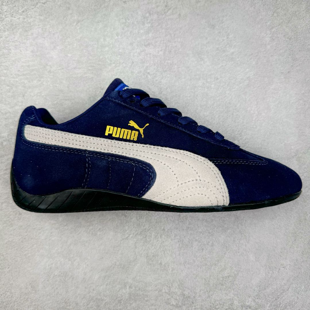 ＃特价福利 PUMA Speedca OG 彪马极速赛车系列低帮德训风拼接复古百搭休闲运动赛车鞋 鞋款从80、90年代赛车手所穿的防火赛车鞋为原型，鞋身线条模仿了赛车的流线廓形，体现了空气动力学原理的结构。简约流畅的外观，恰好又和贯穿其中的Formstrip Logo融合恰到好处，视觉上细节丰富且协调。本次Speedcat OG鞋款归来，最大看点自然式保留了窄版鞋型以及薄底构造。这两年各品牌鞋底越做越厚，Speedcat反其道而行之，上脚几乎无鞋底的效果带来耳目一新的视觉体验。鞋面依旧是以质感细腻的麂皮材质打造，并且大面积近乎全包裹的使用，复古味道也愈发浓烈。配色上更是将最原始的黑色和红色带回，向F1赛车队的标志性队服致敬。相信让各位一眼种草的更多是出挑的大红色，上脚即可瞬间点亮整体造型，在以球鞋为核心的OOTD中脱颖而出。而另一款黑色则是低调的万金油，彰显新潮个性的同时又不喧宾夺主，也是热爱简约系穿搭朋友的首选。 尺码：35.5 36 37 37.5 38 38.5 39 40 40.5 41 42 42.5 43 44 44.5 45-选品中心