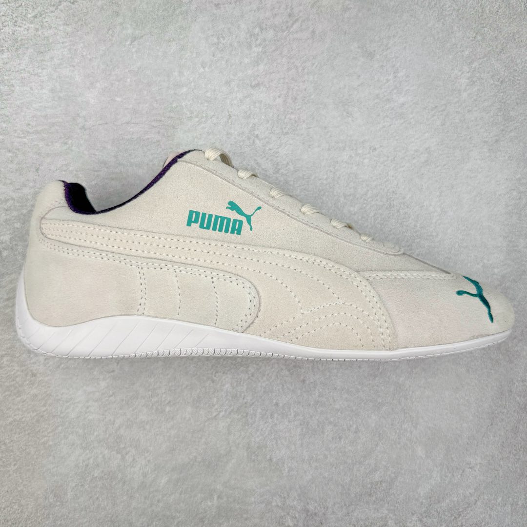 ＃特价福利 PUMA Speedca OG 彪马极速赛车系列低帮德训风拼接复古百搭休闲运动赛车鞋 鞋款从80、90年代赛车手所穿的防火赛车鞋为原型，鞋身线条模仿了赛车的流线廓形，体现了空气动力学原理的结构。简约流畅的外观，恰好又和贯穿其中的Formstrip Logo融合恰到好处，视觉上细节丰富且协调。本次Speedcat OG鞋款归来，最大看点自然式保留了窄版鞋型以及薄底构造。这两年各品牌鞋底越做越厚，Speedcat反其道而行之，上脚几乎无鞋底的效果带来耳目一新的视觉体验。鞋面依旧是以质感细腻的麂皮材质打造，并且大面积近乎全包裹的使用，复古味道也愈发浓烈。配色上更是将最原始的黑色和红色带回，向F1赛车队的标志性队服致敬。相信让各位一眼种草的更多是出挑的大红色，上脚即可瞬间点亮整体造型，在以球鞋为核心的OOTD中脱颖而出。而另一款黑色则是低调的万金油，彰显新潮个性的同时又不喧宾夺主，也是热爱简约系穿搭朋友的首选。 尺码：35.5 36 37 37.5 38 38.5 39 40 40.5 41 42 42.5 43 44 44.5 45-选品中心
