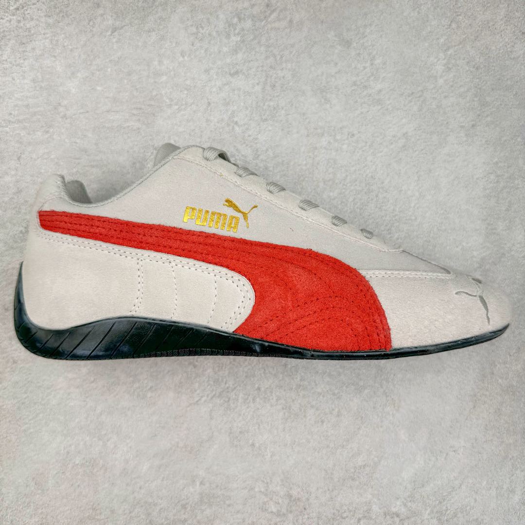 ＃特价福利 PUMA Speedca OG 彪马极速赛车系列低帮德训风拼接复古百搭休闲运动赛车鞋 鞋款从80、90年代赛车手所穿的防火赛车鞋为原型，鞋身线条模仿了赛车的流线廓形，体现了空气动力学原理的结构。简约流畅的外观，恰好又和贯穿其中的Formstrip Logo融合恰到好处，视觉上细节丰富且协调。本次Speedcat OG鞋款归来，最大看点自然式保留了窄版鞋型以及薄底构造。这两年各品牌鞋底越做越厚，Speedcat反其道而行之，上脚几乎无鞋底的效果带来耳目一新的视觉体验。鞋面依旧是以质感细腻的麂皮材质打造，并且大面积近乎全包裹的使用，复古味道也愈发浓烈。配色上更是将最原始的黑色和红色带回，向F1赛车队的标志性队服致敬。相信让各位一眼种草的更多是出挑的大红色，上脚即可瞬间点亮整体造型，在以球鞋为核心的OOTD中脱颖而出。而另一款黑色则是低调的万金油，彰显新潮个性的同时又不喧宾夺主，也是热爱简约系穿搭朋友的首选。 尺码：35.5 36 37 37.5 38 38.5 39 40 40.5 41 42 42.5 43 44 44.5 45-选品中心
