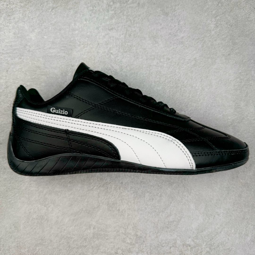 ＃特价福利 PUMA Speedca OG 彪马极速赛车系列低帮德训风拼接复古百搭休闲运动赛车鞋 鞋款从80、90年代赛车手所穿的防火赛车鞋为原型，鞋身线条模仿了赛车的流线廓形，体现了空气动力学原理的结构。简约流畅的外观，恰好又和贯穿其中的Formstrip Logo融合恰到好处，视觉上细节丰富且协调。本次Speedcat OG鞋款归来，最大看点自然式保留了窄版鞋型以及薄底构造。这两年各品牌鞋底越做越厚，Speedcat反其道而行之，上脚几乎无鞋底的效果带来耳目一新的视觉体验。鞋面依旧是以质感细腻的麂皮材质打造，并且大面积近乎全包裹的使用，复古味道也愈发浓烈。配色上更是将最原始的黑色和红色带回，向F1赛车队的标志性队服致敬。相信让各位一眼种草的更多是出挑的大红色，上脚即可瞬间点亮整体造型，在以球鞋为核心的OOTD中脱颖而出。而另一款黑色则是低调的万金油，彰显新潮个性的同时又不喧宾夺主，也是热爱简约系穿搭朋友的首选。 尺码：35.5 36 37 37.5 38 38.5 39 40 40.5 41 42 42.5 43 44 44.5 45-选品中心