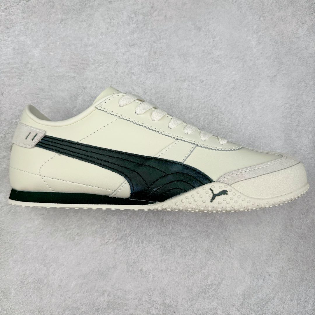 ＃特价福利 PUMA Bella UT Low 彪马贝拉UT系列低帮薄底德训复古风经典百搭休闲慢跑鞋 继将 Speedcat OG 带回后，近日 Puma 再以品牌档案室的经典鞋型 Bella OG 为蓝本，推出契合时下薄底球鞋趋势的 Bella UT 鞋款。自 21 世纪初问世以来，Bella OG 鞋型以其独特的薄底设计和上翻外底设计收获了众多年轻拥趸，更是 PUMA DNA 中不可磨灭的经典。此番重新推出的 Bella UT 鞋款，整体鞋面采用上乘皮革材质，并延续 Formstrip 设计语言；鞋头处采用精致的包头设计，搭配麂皮材质提升质感；鞋底部分保留 Bella 鞋款标志性的薄底和点状橡胶外底，上翘的设计包裹鞋面；鞋舌与鞋跟分别点缀美洲狮 Logo 与品牌字母 Logo。值得一提的是，本次 Bella UT 鞋款搭载 SOFTFOAM+ 鞋垫，兼顾美学设计与穿着舒适度。而配色上则提供白、黄、蓝、银、粉五款颜色。尺码：35.5 36 37 37.5 38 39 39.5 40 40.5 41 42 42.5 43 44 44.5 45-选品中心