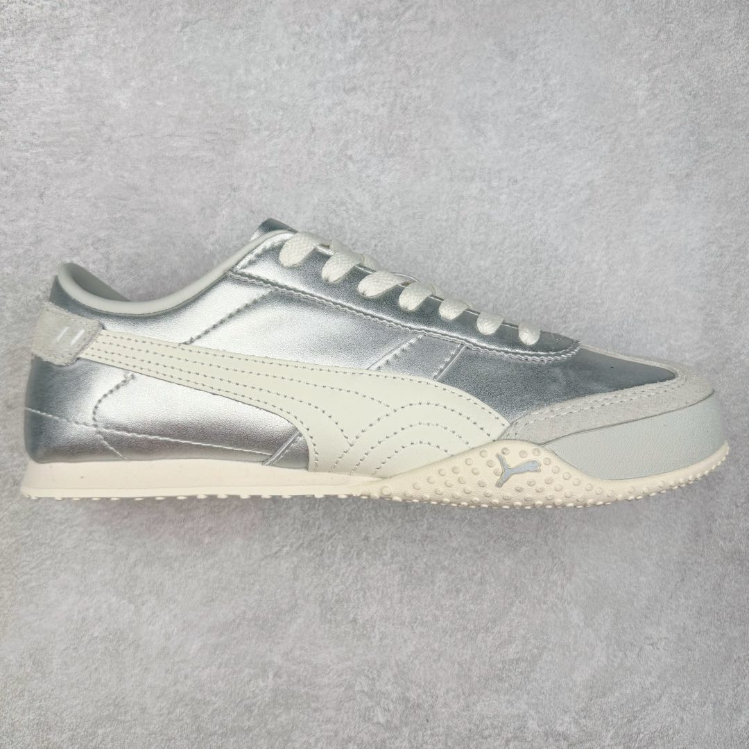 ＃特价福利 PUMA Bella UT Low 彪马贝拉UT系列低帮薄底德训复古风经典百搭休闲慢跑鞋 继将 Speedcat OG 带回后，近日 Puma 再以品牌档案室的经典鞋型 Bella OG 为蓝本，推出契合时下薄底球鞋趋势的 Bella UT 鞋款。自 21 世纪初问世以来，Bella OG 鞋型以其独特的薄底设计和上翻外底设计收获了众多年轻拥趸，更是 PUMA DNA 中不可磨灭的经典。此番重新推出的 Bella UT 鞋款，整体鞋面采用上乘皮革材质，并延续 Formstrip 设计语言；鞋头处采用精致的包头设计，搭配麂皮材质提升质感；鞋底部分保留 Bella 鞋款标志性的薄底和点状橡胶外底，上翘的设计包裹鞋面；鞋舌与鞋跟分别点缀美洲狮 Logo 与品牌字母 Logo。值得一提的是，本次 Bella UT 鞋款搭载 SOFTFOAM+ 鞋垫，兼顾美学设计与穿着舒适度。而配色上则提供白、黄、蓝、银、粉五款颜色。尺码：35.5 36 37 37.5 38 39 39.5 40 40.5 41 42 42.5 43 44 44.5 45-选品中心