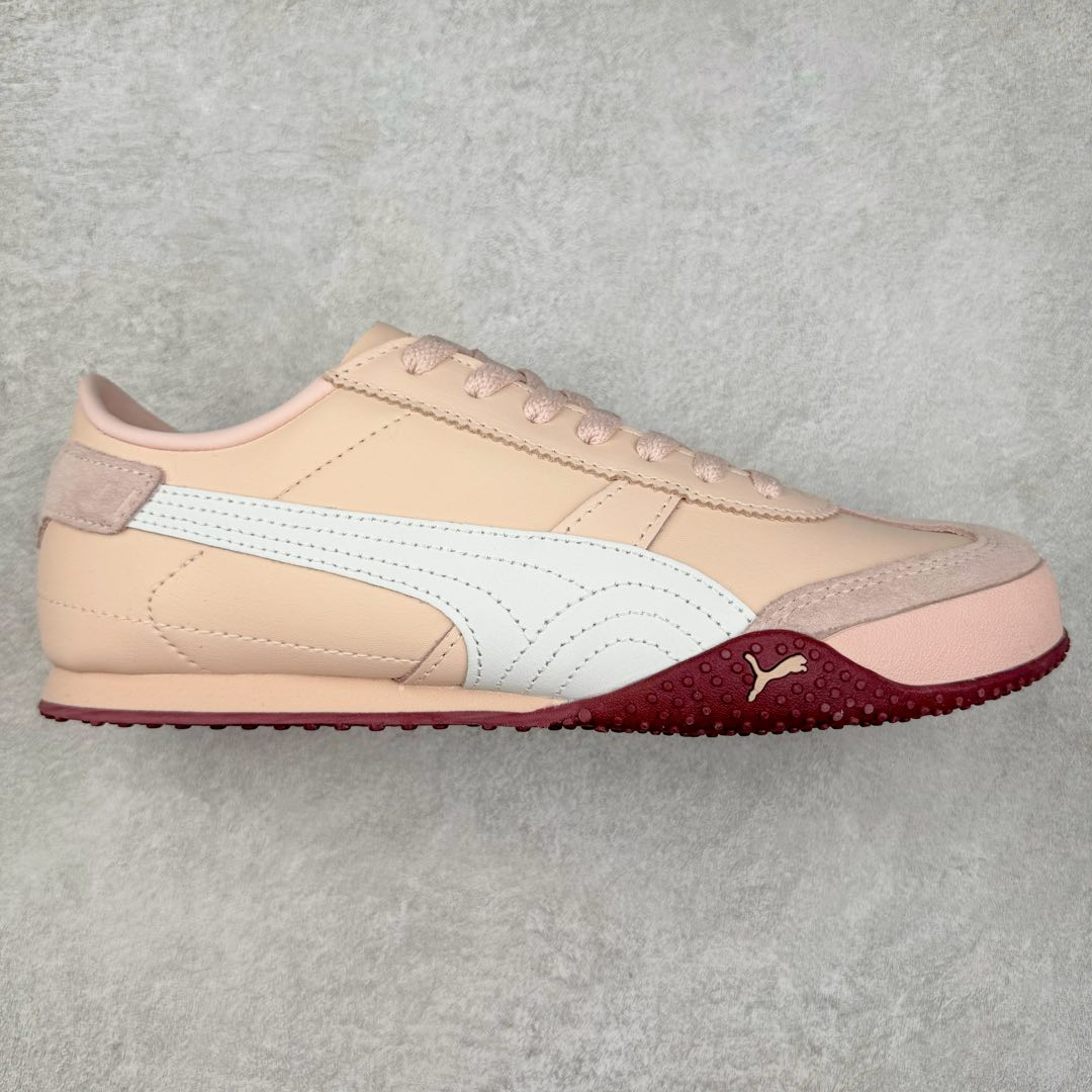 ＃特价福利 PUMA Bella UT Low 彪马贝拉UT系列低帮薄底德训复古风经典百搭休闲慢跑鞋 继将 Speedcat OG 带回后，近日 Puma 再以品牌档案室的经典鞋型 Bella OG 为蓝本，推出契合时下薄底球鞋趋势的 Bella UT 鞋款。自 21 世纪初问世以来，Bella OG 鞋型以其独特的薄底设计和上翻外底设计收获了众多年轻拥趸，更是 PUMA DNA 中不可磨灭的经典。此番重新推出的 Bella UT 鞋款，整体鞋面采用上乘皮革材质，并延续 Formstrip 设计语言；鞋头处采用精致的包头设计，搭配麂皮材质提升质感；鞋底部分保留 Bella 鞋款标志性的薄底和点状橡胶外底，上翘的设计包裹鞋面；鞋舌与鞋跟分别点缀美洲狮 Logo 与品牌字母 Logo。值得一提的是，本次 Bella UT 鞋款搭载 SOFTFOAM+ 鞋垫，兼顾美学设计与穿着舒适度。而配色上则提供白、黄、蓝、银、粉五款颜色。尺码：35.5 36 37 37.5 38 39 39.5 40 40.5 41 42 42.5 43 44 44.5 45-选品中心