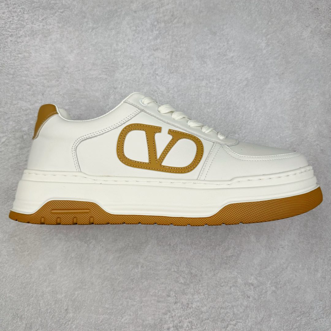 Valentino 华伦天奴 Rockstud untitled 厚底休闲小白鞋 明星同款 软羊皮低帮运动板鞋 经典百搭款绗缝格纹打造瞩目朋克风格 考究皮质构塑和简洁轮廓 流畅的线条奠定酷感基调 装饰质感橡胶效果 背面与鞋舌装饰 穿出了不一样的随性和时髦 阿那亚大秀可谓是刷爆了时尚圈 鞋面全油边 面料：定制牛皮+独家开模橡胶发泡大底 轻便防滑耐磨 脚感舒适 款式耐看做工精细 全套包装 尺码：39 40 41 42 43 44（比运动鞋偏大一码）-选品中心