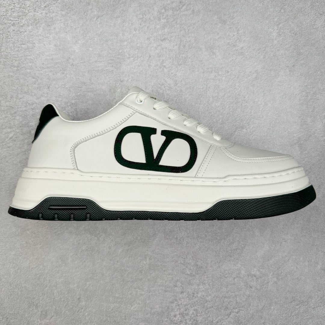 Valentino 华伦天奴 Rockstud untitled 厚底休闲小白鞋 明星同款 软羊皮低帮运动板鞋 经典百搭款绗缝格纹打造瞩目朋克风格 考究皮质构塑和简洁轮廓 流畅的线条奠定酷感基调 装饰质感橡胶效果 背面与鞋舌装饰 穿出了不一样的随性和时髦 阿那亚大秀可谓是刷爆了时尚圈 鞋面全油边 面料：定制牛皮+独家开模橡胶发泡大底 轻便防滑耐磨 脚感舒适 款式耐看做工精细 全套包装 尺码：39 40 41 42 43 44（比运动鞋偏大一码）-选品中心