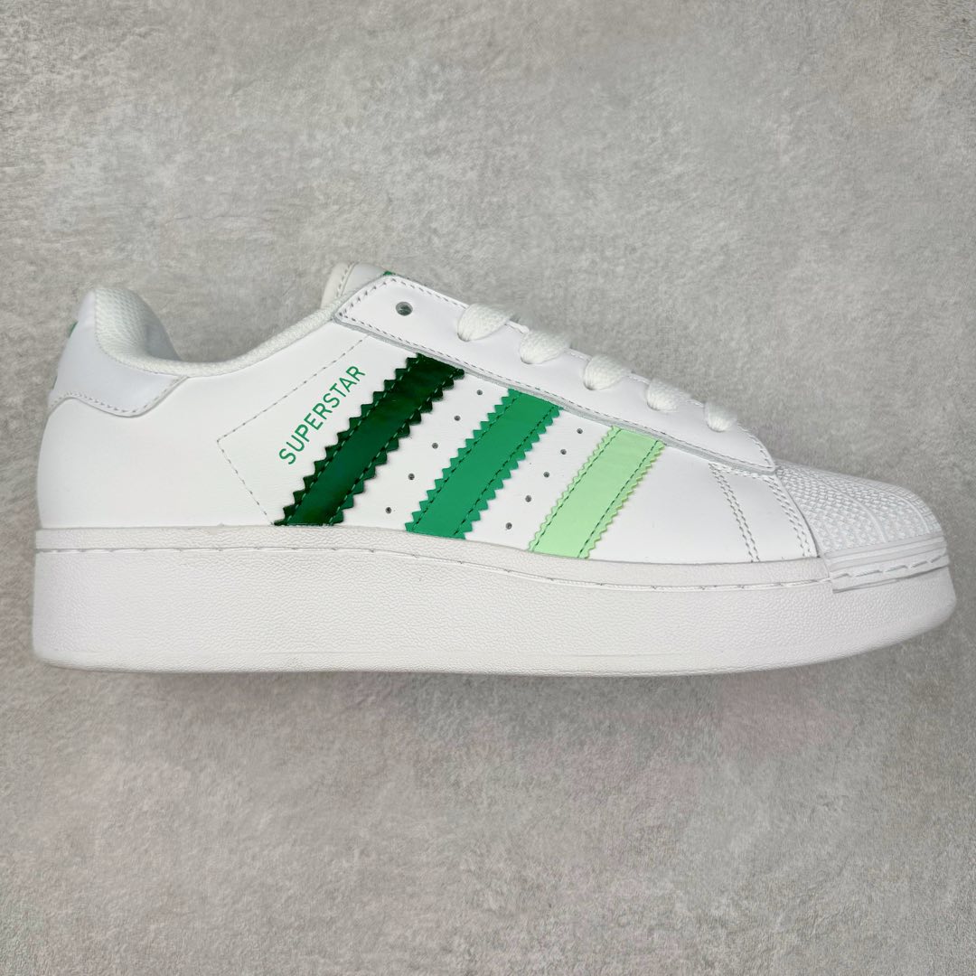 ＃特价福利 AD Originals Superstar 经典复古贝壳头厚底板鞋 IE9121 诞生于1969年 是第一双将全皮面鞋 身与橡胶鞋头结合在一起的低帮篮球鞋 Superstar最开始 是作为高帮篮球鞋Pro Model的低帮版本而出现的 但因为其独特和醒目的橡胶鞋头造型而让大家熟知 被大家形象地称为\\\