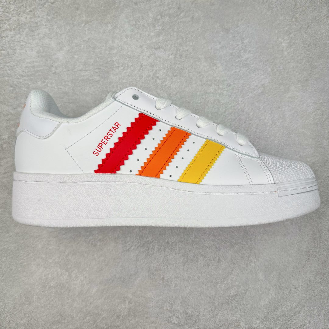 ＃特价福利 AD Originals Superstar 经典复古贝壳头厚底板鞋 IF9122 诞生于1969年 是第一双将全皮面鞋 身与橡胶鞋头结合在一起的低帮篮球鞋 Superstar最开始 是作为高帮篮球鞋Pro Model的低帮版本而出现的 但因为其独特和醒目的橡胶鞋头造型而让大家熟知 被大家形象地称为\\\”shelltoe\\\”贝壳头 在70年代的美国职业篮球场上 接近3/4的NBA球员都将这双Superstar作为场上用鞋 80年代之后 经过不断的改良和发展 Superstar逐渐成为横跨时装、音乐、街头文化、休闲和运动等各大领域的时尚潮鞋 尺码：35.5 36 36.5 37 38 38.5 39 40 40.5 41 42 42.5 43 44 44.5 45-选品中心