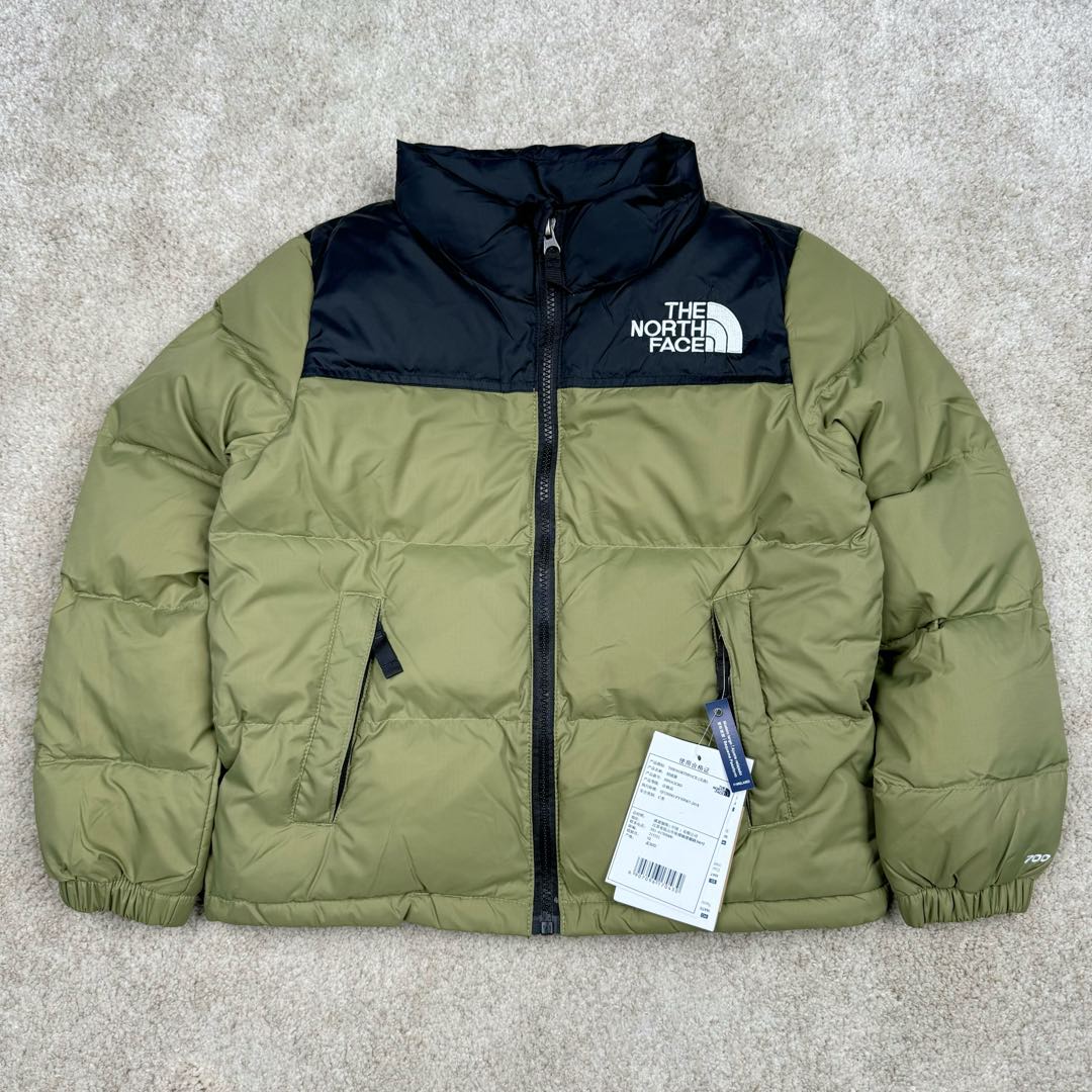 ＃暖冬福利 The North Face 北面童装轻薄羽绒服 潮孩必备 比大鹅童装更时尚 极高性价比的一款童装羽绒服 羽绒采用国标50绒 继承了成人版的御寒性与耐久性设计 让您的小小探险家也能体验到良好的保暖性能 轻薄设计让您的孩子不用再被厚重的羽绒服压的透不过气来 尺码：110 120 130 140 150 160-选品中心