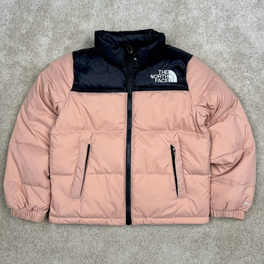 ＃暖冬福利 The North Face 北面童装轻薄羽绒服 潮孩必备 比大鹅童装更时尚 极高性价比的一款童装羽绒服 羽绒采用国标50绒 继承了成人版的御寒性与耐久性设计 让您的小小探险家也能体验到良好的保暖性能 轻薄设计让您的孩子不用再被厚重的羽绒服压的透不过气来 尺码：110 120 130 140 150 160-选品中心