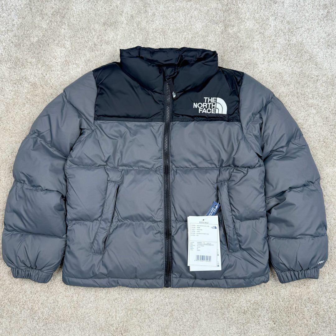 #暖冬福利 The North Face 北面童装轻薄羽绒服 潮孩必备 比大鹅童装更时尚 极高性价比的一款童装羽绒服 羽绒采用国标50绒 继承了成人版的御寒性与耐久性设计 让您的小小探险家也能体验到良好的保暖性能 轻薄设计让您的孩子不用再被厚重的羽绒服压的透不过气来 尺码:110 120 130 140 150 160-选品中心