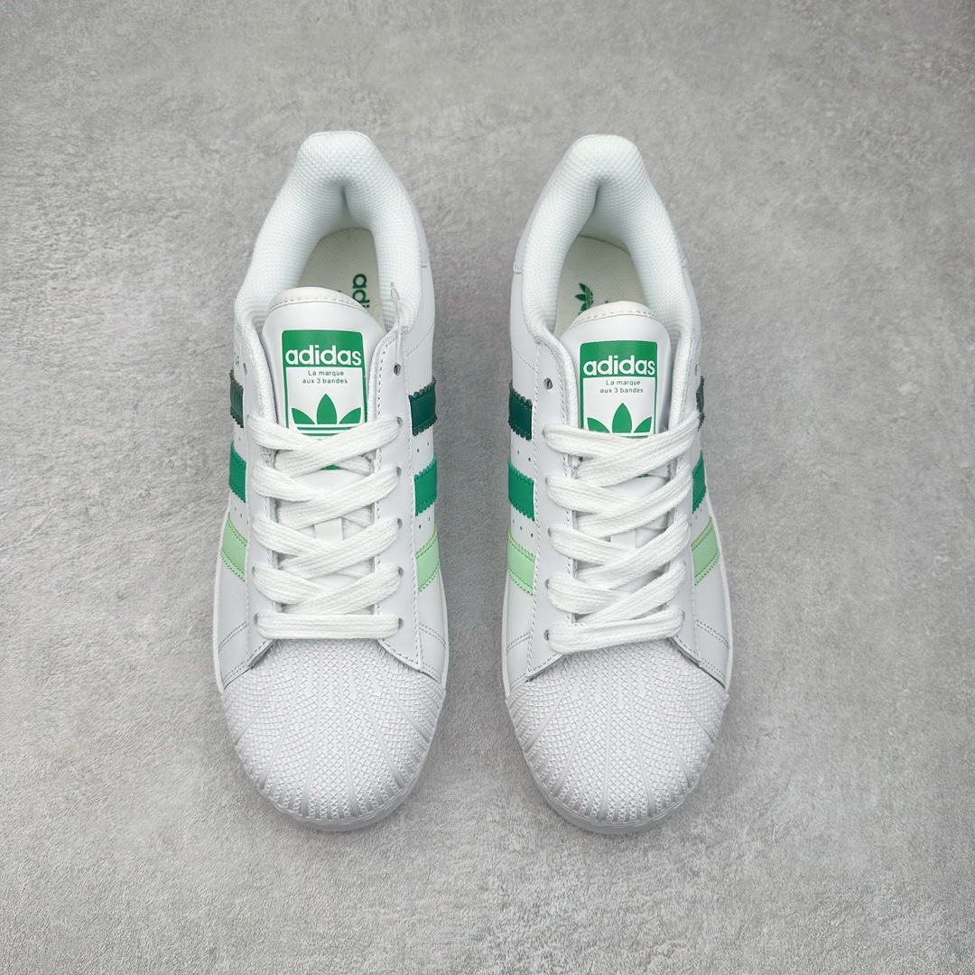 图片[2]-＃特价福利 AD Originals Superstar 经典复古贝壳头厚底板鞋 IE9121 诞生于1969年 是第一双将全皮面鞋 身与橡胶鞋头结合在一起的低帮篮球鞋 Superstar最开始 是作为高帮篮球鞋Pro Model的低帮版本而出现的 但因为其独特和醒目的橡胶鞋头造型而让大家熟知 被大家形象地称为\\\”shelltoe\\\”贝壳头 在70年代的美国职业篮球场上 接近3/4的NBA球员都将这双Superstar作为场上用鞋 80年代之后 经过不断的改良和发展 Superstar逐渐成为横跨时装、音乐、街头文化、休闲和运动等各大领域的时尚潮鞋 尺码：35.5 36 36.5 37 38 38.5 39 40 40.5 41 42 42.5 43 44 44.5 45-选品中心