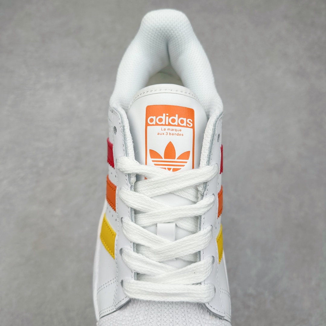 图片[5]-＃特价福利 AD Originals Superstar 经典复古贝壳头厚底板鞋 IF9122 诞生于1969年 是第一双将全皮面鞋 身与橡胶鞋头结合在一起的低帮篮球鞋 Superstar最开始 是作为高帮篮球鞋Pro Model的低帮版本而出现的 但因为其独特和醒目的橡胶鞋头造型而让大家熟知 被大家形象地称为\\\”shelltoe\\\”贝壳头 在70年代的美国职业篮球场上 接近3/4的NBA球员都将这双Superstar作为场上用鞋 80年代之后 经过不断的改良和发展 Superstar逐渐成为横跨时装、音乐、街头文化、休闲和运动等各大领域的时尚潮鞋 尺码：35.5 36 36.5 37 38 38.5 39 40 40.5 41 42 42.5 43 44 44.5 45-选品中心