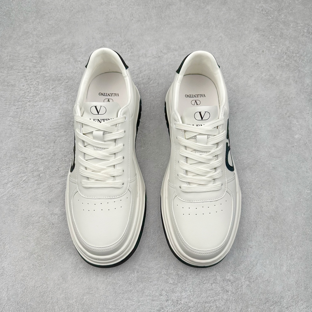 图片[2]-Valentino 华伦天奴 Rockstud untitled 厚底休闲小白鞋 明星同款 软羊皮低帮运动板鞋 经典百搭款绗缝格纹打造瞩目朋克风格 考究皮质构塑和简洁轮廓 流畅的线条奠定酷感基调 装饰质感橡胶效果 背面与鞋舌装饰 穿出了不一样的随性和时髦 阿那亚大秀可谓是刷爆了时尚圈 鞋面全油边 面料：定制牛皮+独家开模橡胶发泡大底 轻便防滑耐磨 脚感舒适 款式耐看做工精细 全套包装 尺码：39 40 41 42 43 44（比运动鞋偏大一码）-选品中心