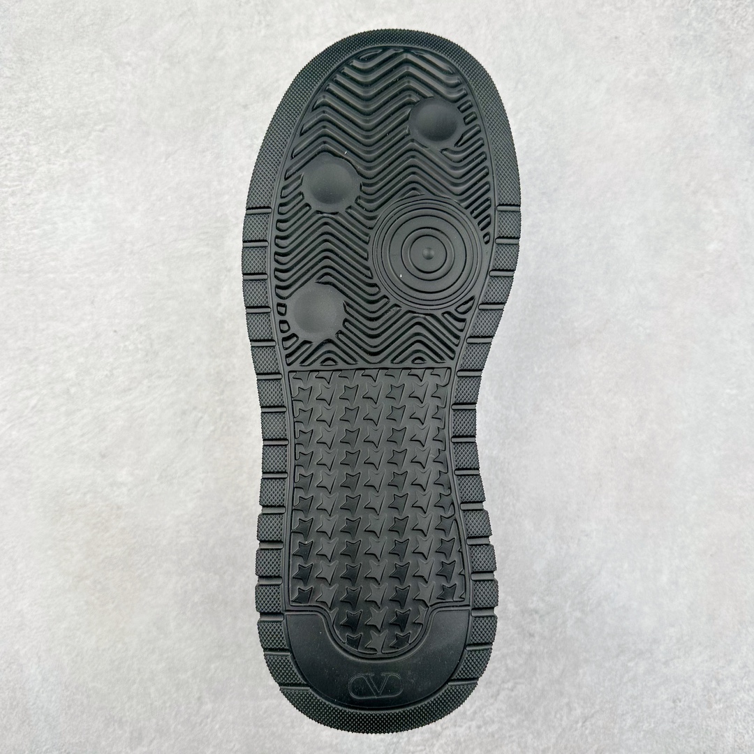 图片[9]-Valentino 华伦天奴 Rockstud untitled 厚底休闲小白鞋 明星同款 软羊皮低帮运动板鞋 经典百搭款绗缝格纹打造瞩目朋克风格 考究皮质构塑和简洁轮廓 流畅的线条奠定酷感基调 装饰质感橡胶效果 背面与鞋舌装饰 穿出了不一样的随性和时髦 阿那亚大秀可谓是刷爆了时尚圈 鞋面全油边 面料：定制牛皮+独家开模橡胶发泡大底 轻便防滑耐磨 脚感舒适 款式耐看做工精细 全套包装 尺码：39 40 41 42 43 44（比运动鞋偏大一码）-选品中心