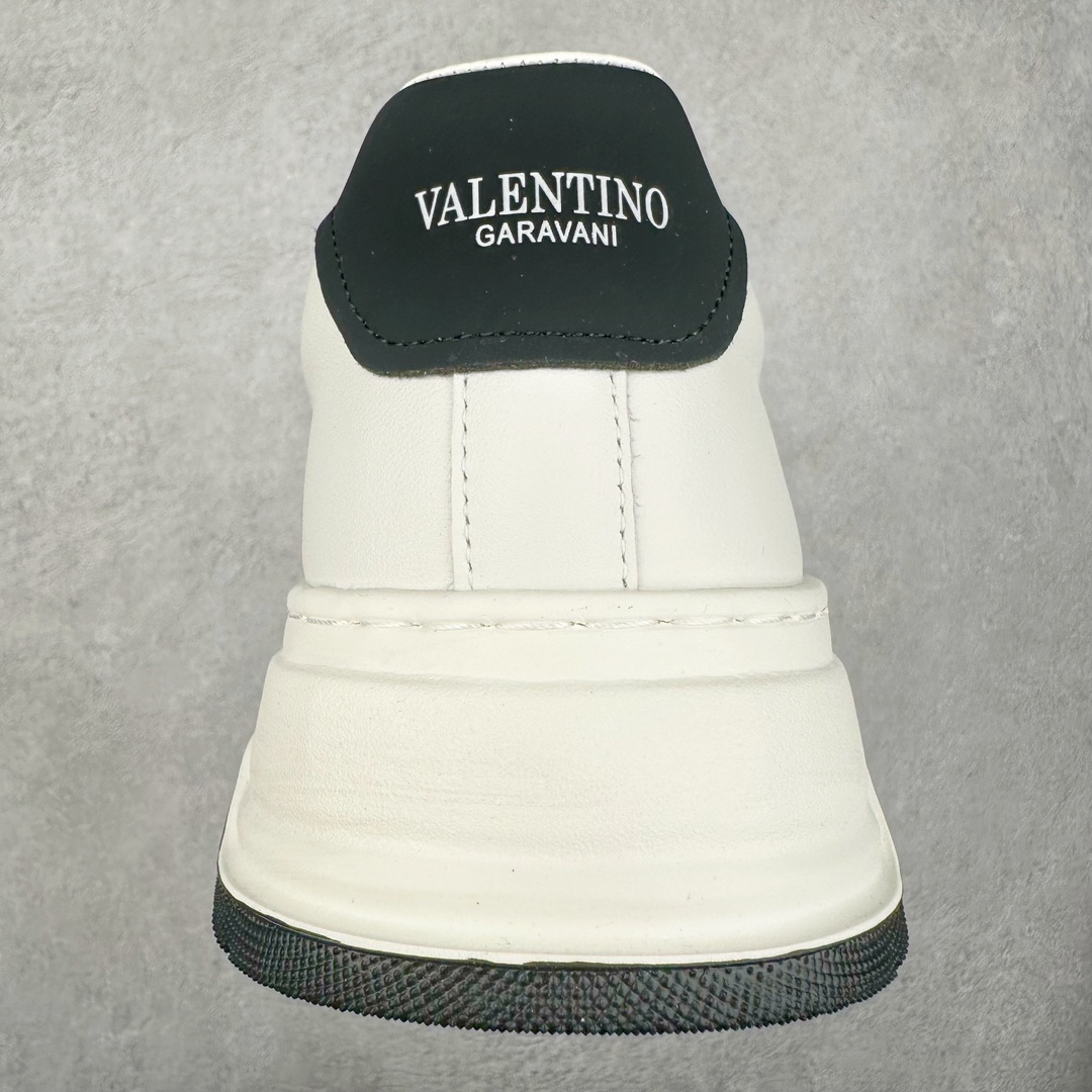 图片[8]-Valentino 华伦天奴 Rockstud untitled 厚底休闲小白鞋 明星同款 软羊皮低帮运动板鞋 经典百搭款绗缝格纹打造瞩目朋克风格 考究皮质构塑和简洁轮廓 流畅的线条奠定酷感基调 装饰质感橡胶效果 背面与鞋舌装饰 穿出了不一样的随性和时髦 阿那亚大秀可谓是刷爆了时尚圈 鞋面全油边 面料：定制牛皮+独家开模橡胶发泡大底 轻便防滑耐磨 脚感舒适 款式耐看做工精细 全套包装 尺码：39 40 41 42 43 44（比运动鞋偏大一码）-选品中心