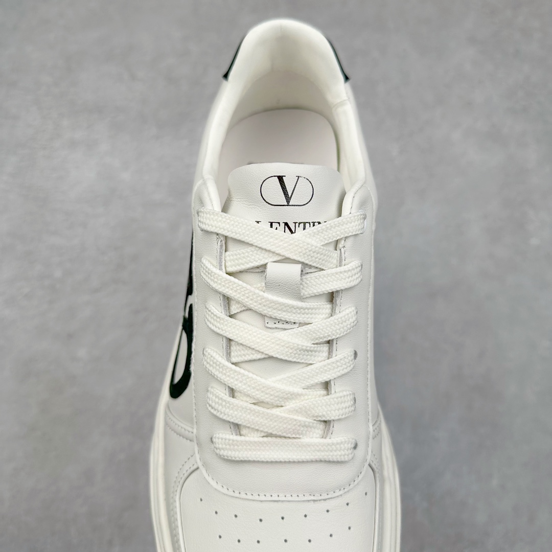 图片[5]-Valentino 华伦天奴 Rockstud untitled 厚底休闲小白鞋 明星同款 软羊皮低帮运动板鞋 经典百搭款绗缝格纹打造瞩目朋克风格 考究皮质构塑和简洁轮廓 流畅的线条奠定酷感基调 装饰质感橡胶效果 背面与鞋舌装饰 穿出了不一样的随性和时髦 阿那亚大秀可谓是刷爆了时尚圈 鞋面全油边 面料：定制牛皮+独家开模橡胶发泡大底 轻便防滑耐磨 脚感舒适 款式耐看做工精细 全套包装 尺码：39 40 41 42 43 44（比运动鞋偏大一码）-选品中心