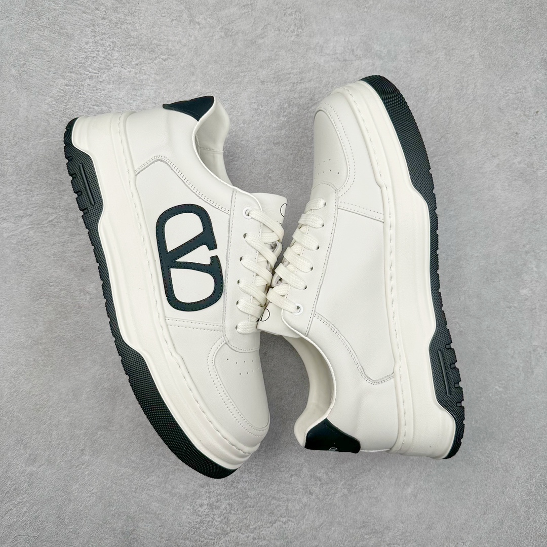 图片[3]-Valentino 华伦天奴 Rockstud untitled 厚底休闲小白鞋 明星同款 软羊皮低帮运动板鞋 经典百搭款绗缝格纹打造瞩目朋克风格 考究皮质构塑和简洁轮廓 流畅的线条奠定酷感基调 装饰质感橡胶效果 背面与鞋舌装饰 穿出了不一样的随性和时髦 阿那亚大秀可谓是刷爆了时尚圈 鞋面全油边 面料：定制牛皮+独家开模橡胶发泡大底 轻便防滑耐磨 脚感舒适 款式耐看做工精细 全套包装 尺码：39 40 41 42 43 44（比运动鞋偏大一码）-选品中心