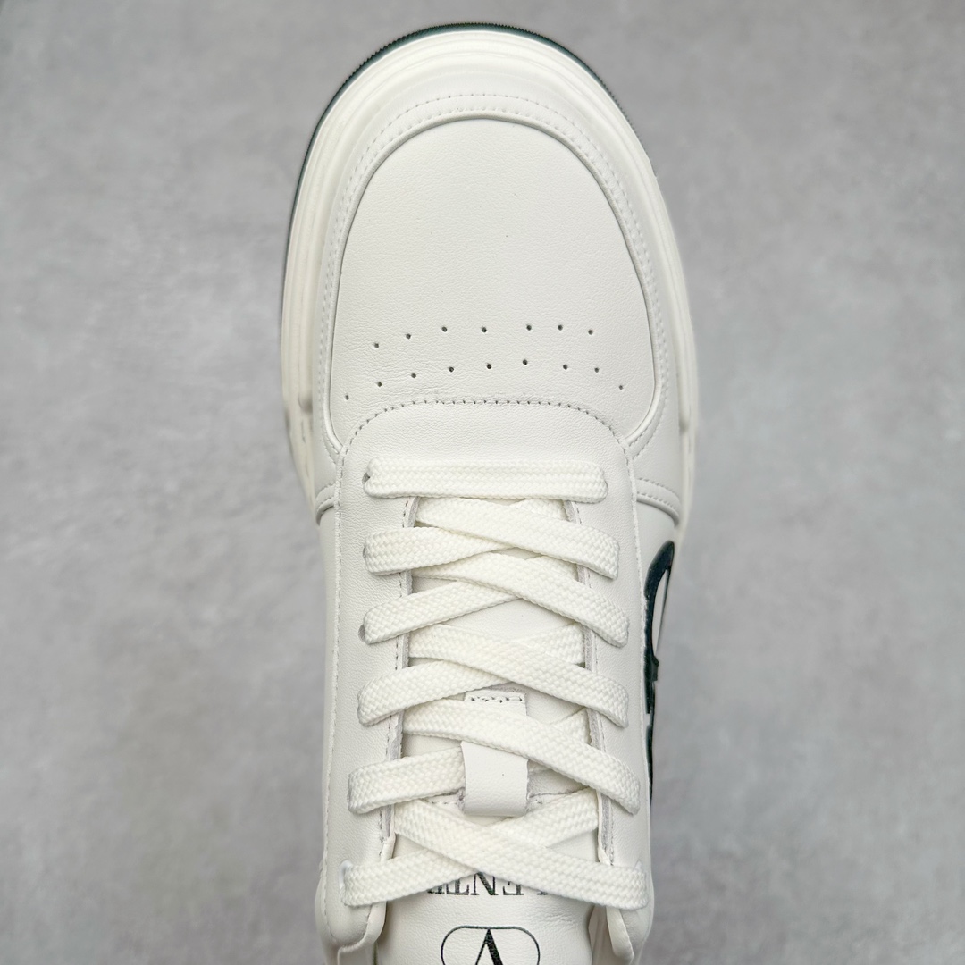 图片[4]-Valentino 华伦天奴 Rockstud untitled 厚底休闲小白鞋 明星同款 软羊皮低帮运动板鞋 经典百搭款绗缝格纹打造瞩目朋克风格 考究皮质构塑和简洁轮廓 流畅的线条奠定酷感基调 装饰质感橡胶效果 背面与鞋舌装饰 穿出了不一样的随性和时髦 阿那亚大秀可谓是刷爆了时尚圈 鞋面全油边 面料：定制牛皮+独家开模橡胶发泡大底 轻便防滑耐磨 脚感舒适 款式耐看做工精细 全套包装 尺码：39 40 41 42 43 44（比运动鞋偏大一码）-选品中心