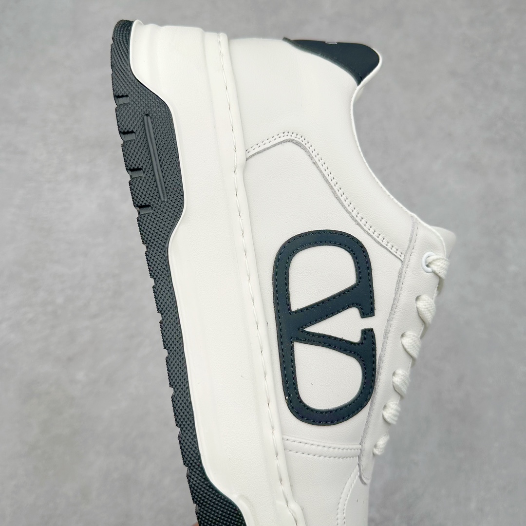 图片[6]-Valentino 华伦天奴 Rockstud untitled 厚底休闲小白鞋 明星同款 软羊皮低帮运动板鞋 经典百搭款绗缝格纹打造瞩目朋克风格 考究皮质构塑和简洁轮廓 流畅的线条奠定酷感基调 装饰质感橡胶效果 背面与鞋舌装饰 穿出了不一样的随性和时髦 阿那亚大秀可谓是刷爆了时尚圈 鞋面全油边 面料：定制牛皮+独家开模橡胶发泡大底 轻便防滑耐磨 脚感舒适 款式耐看做工精细 全套包装 尺码：39 40 41 42 43 44（比运动鞋偏大一码）-选品中心