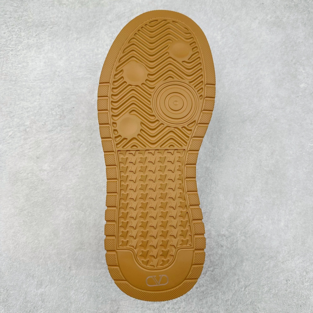 图片[9]-Valentino 华伦天奴 Rockstud untitled 厚底休闲小白鞋 明星同款 软羊皮低帮运动板鞋 经典百搭款绗缝格纹打造瞩目朋克风格 考究皮质构塑和简洁轮廓 流畅的线条奠定酷感基调 装饰质感橡胶效果 背面与鞋舌装饰 穿出了不一样的随性和时髦 阿那亚大秀可谓是刷爆了时尚圈 鞋面全油边 面料：定制牛皮+独家开模橡胶发泡大底 轻便防滑耐磨 脚感舒适 款式耐看做工精细 全套包装 尺码：39 40 41 42 43 44（比运动鞋偏大一码）-选品中心