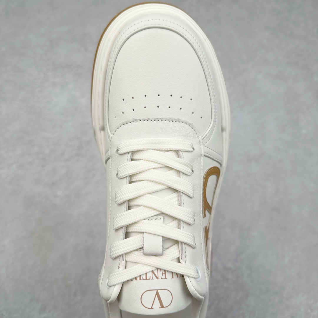 图片[4]-Valentino 华伦天奴 Rockstud untitled 厚底休闲小白鞋 明星同款 软羊皮低帮运动板鞋 经典百搭款绗缝格纹打造瞩目朋克风格 考究皮质构塑和简洁轮廓 流畅的线条奠定酷感基调 装饰质感橡胶效果 背面与鞋舌装饰 穿出了不一样的随性和时髦 阿那亚大秀可谓是刷爆了时尚圈 鞋面全油边 面料：定制牛皮+独家开模橡胶发泡大底 轻便防滑耐磨 脚感舒适 款式耐看做工精细 全套包装 尺码：39 40 41 42 43 44（比运动鞋偏大一码）-选品中心