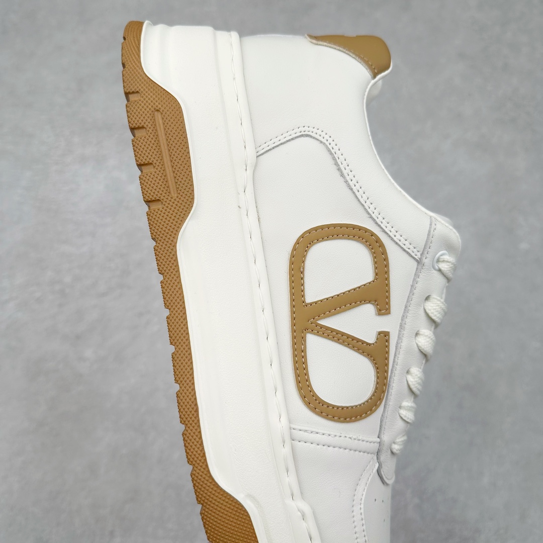 图片[6]-Valentino 华伦天奴 Rockstud untitled 厚底休闲小白鞋 明星同款 软羊皮低帮运动板鞋 经典百搭款绗缝格纹打造瞩目朋克风格 考究皮质构塑和简洁轮廓 流畅的线条奠定酷感基调 装饰质感橡胶效果 背面与鞋舌装饰 穿出了不一样的随性和时髦 阿那亚大秀可谓是刷爆了时尚圈 鞋面全油边 面料：定制牛皮+独家开模橡胶发泡大底 轻便防滑耐磨 脚感舒适 款式耐看做工精细 全套包装 尺码：39 40 41 42 43 44（比运动鞋偏大一码）-选品中心