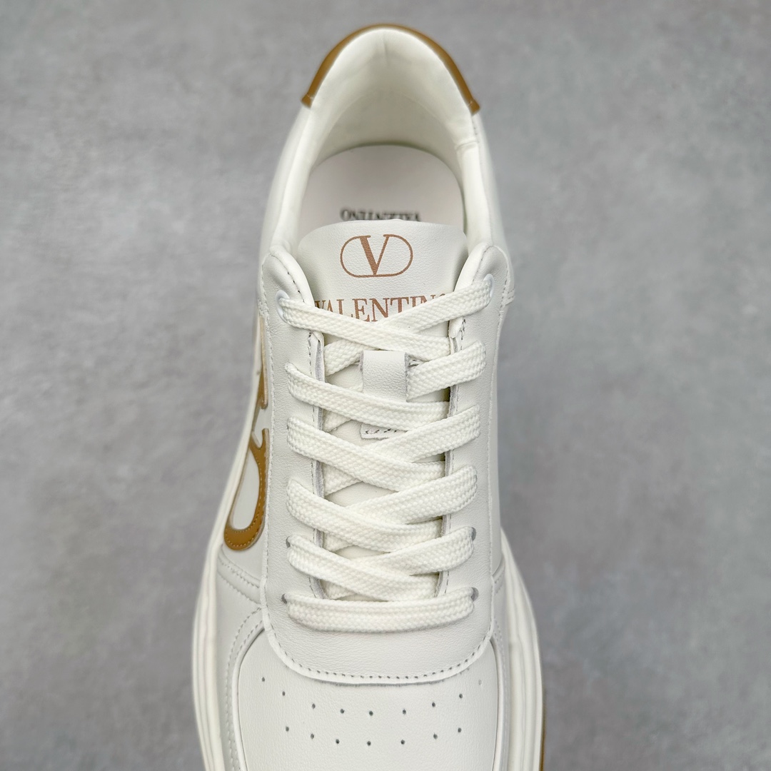 图片[5]-Valentino 华伦天奴 Rockstud untitled 厚底休闲小白鞋 明星同款 软羊皮低帮运动板鞋 经典百搭款绗缝格纹打造瞩目朋克风格 考究皮质构塑和简洁轮廓 流畅的线条奠定酷感基调 装饰质感橡胶效果 背面与鞋舌装饰 穿出了不一样的随性和时髦 阿那亚大秀可谓是刷爆了时尚圈 鞋面全油边 面料：定制牛皮+独家开模橡胶发泡大底 轻便防滑耐磨 脚感舒适 款式耐看做工精细 全套包装 尺码：39 40 41 42 43 44（比运动鞋偏大一码）-选品中心