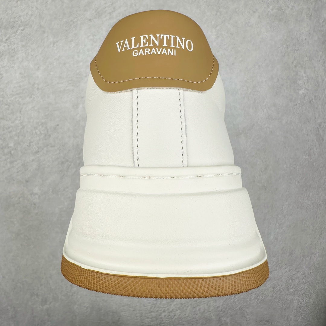 图片[8]-Valentino 华伦天奴 Rockstud untitled 厚底休闲小白鞋 明星同款 软羊皮低帮运动板鞋 经典百搭款绗缝格纹打造瞩目朋克风格 考究皮质构塑和简洁轮廓 流畅的线条奠定酷感基调 装饰质感橡胶效果 背面与鞋舌装饰 穿出了不一样的随性和时髦 阿那亚大秀可谓是刷爆了时尚圈 鞋面全油边 面料：定制牛皮+独家开模橡胶发泡大底 轻便防滑耐磨 脚感舒适 款式耐看做工精细 全套包装 尺码：39 40 41 42 43 44（比运动鞋偏大一码）-选品中心