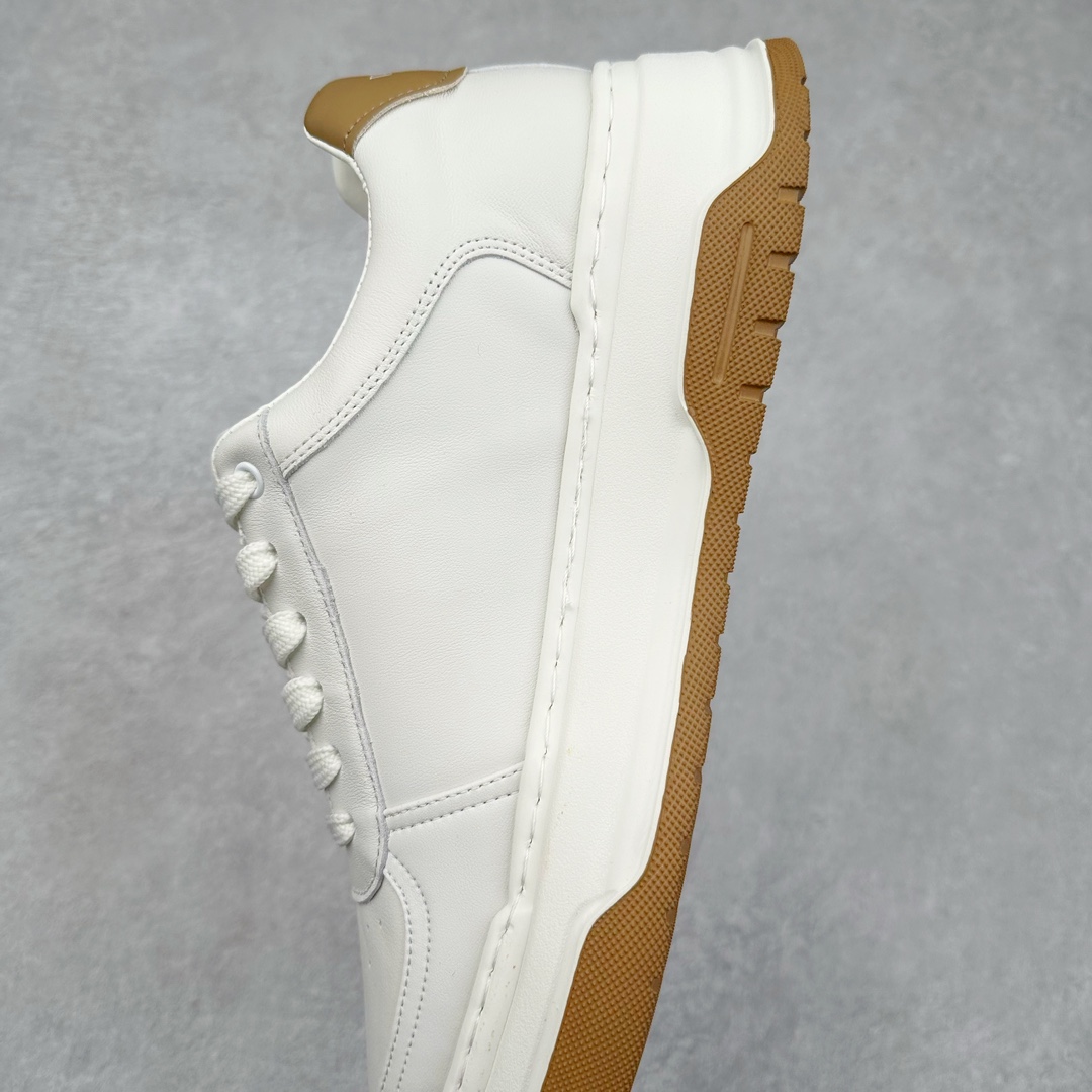 图片[7]-Valentino 华伦天奴 Rockstud untitled 厚底休闲小白鞋 明星同款 软羊皮低帮运动板鞋 经典百搭款绗缝格纹打造瞩目朋克风格 考究皮质构塑和简洁轮廓 流畅的线条奠定酷感基调 装饰质感橡胶效果 背面与鞋舌装饰 穿出了不一样的随性和时髦 阿那亚大秀可谓是刷爆了时尚圈 鞋面全油边 面料：定制牛皮+独家开模橡胶发泡大底 轻便防滑耐磨 脚感舒适 款式耐看做工精细 全套包装 尺码：39 40 41 42 43 44（比运动鞋偏大一码）-选品中心